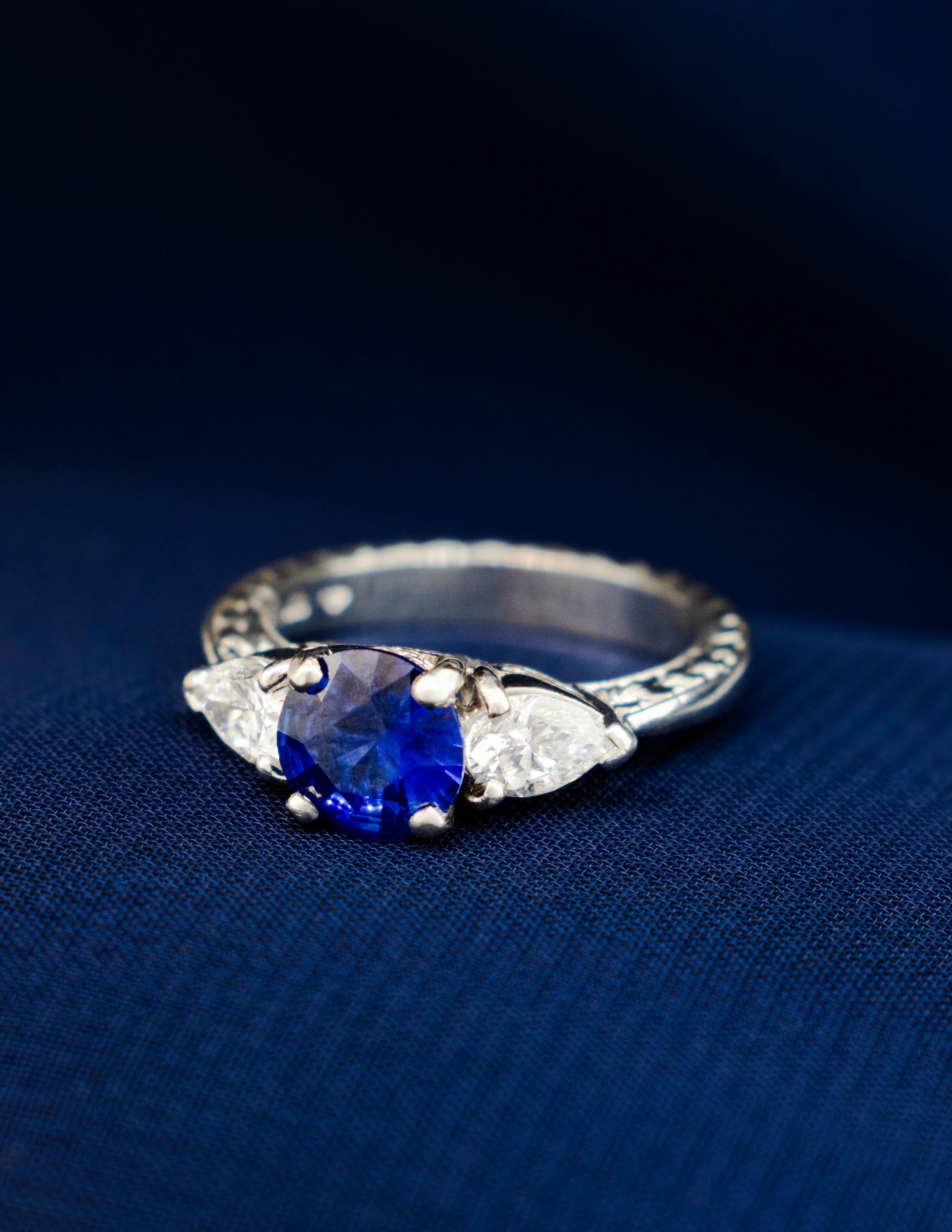 Brilliant Cut Platinum Ring with Filigree, Hand Engraving, 1.31 carat Sapphire and Diamonds For Sale