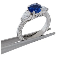 Platinring aus Platin mit filigraner, handgravierter, 1,31 Karat Saphir und Diamanten