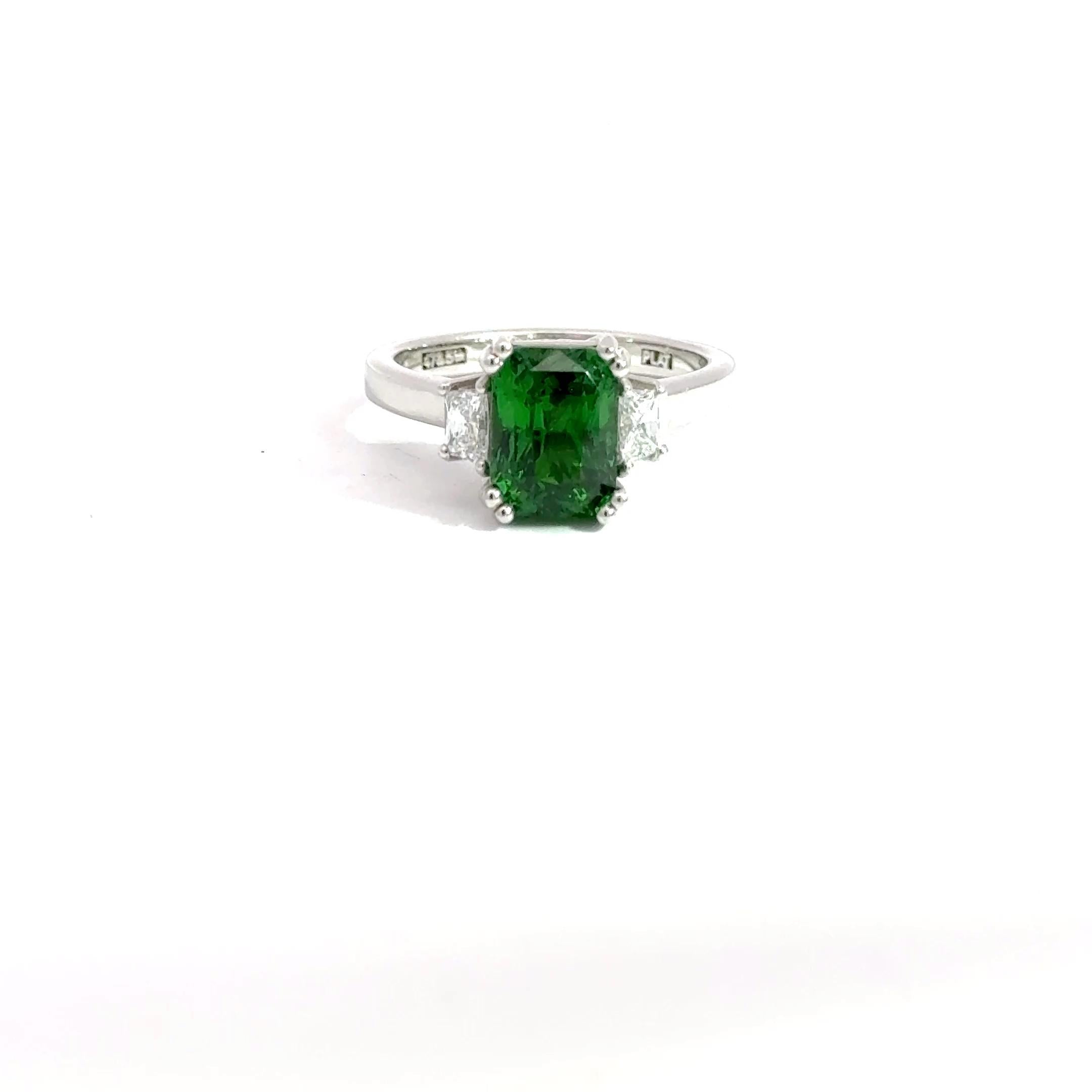 Incarnation frappante d'une �élégance éclatante, cette bague en platine met en valeur un fascinant grenat tsavorite certifié par la GIA et pesant 2,63 carats. Taillée en forme d'émeraude classique, la tsavorite présente une teinte verte intense et