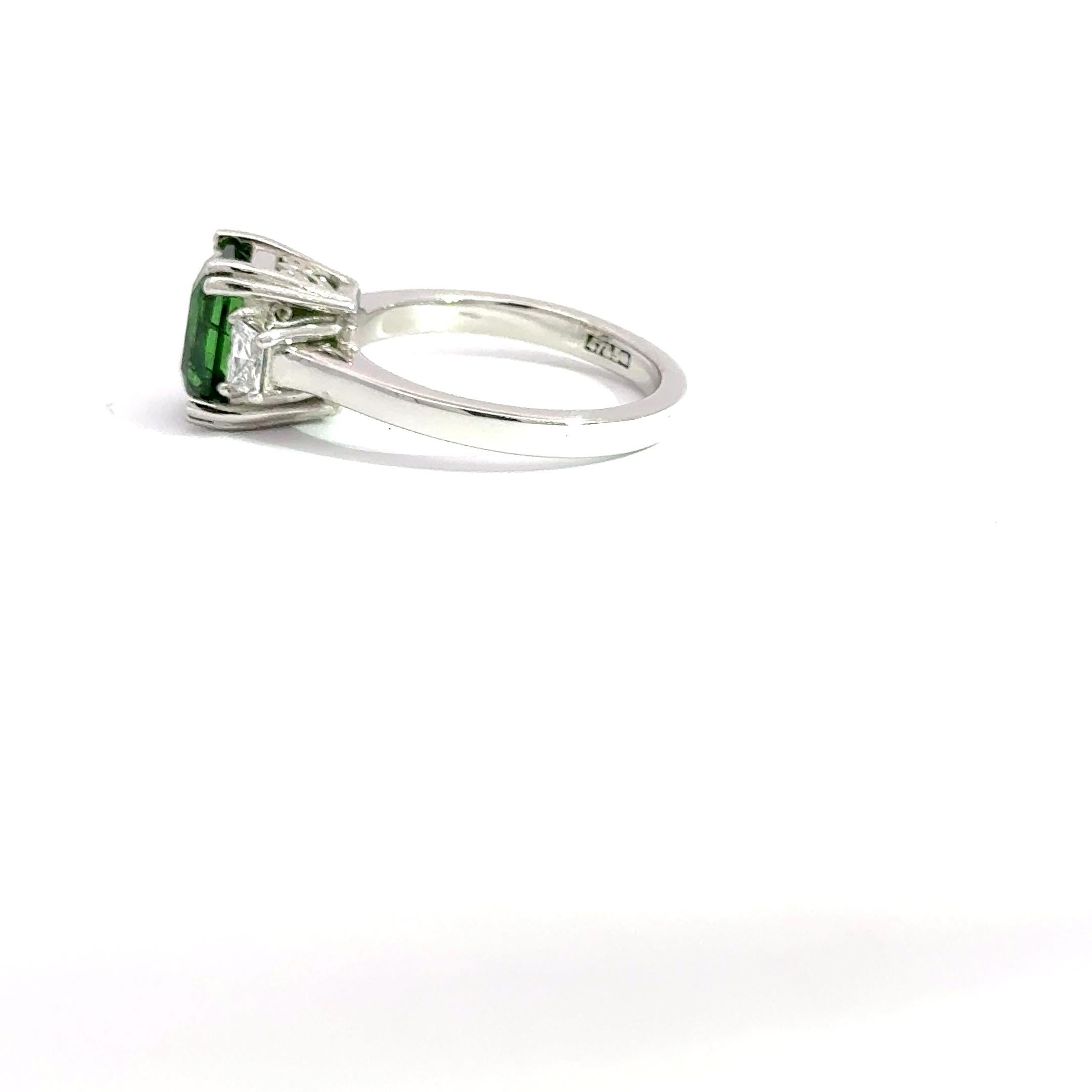 Taille émeraude Bague en platine avec tsavorite certifiée GIA et diamants taille trillion en vente