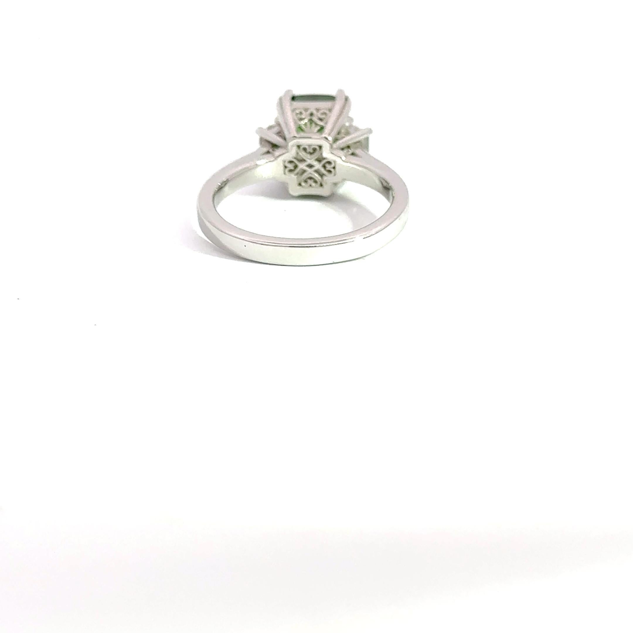 Bague en platine avec tsavorite certifiée GIA et diamants taille trillion Neuf - En vente à Los Angeles, CA