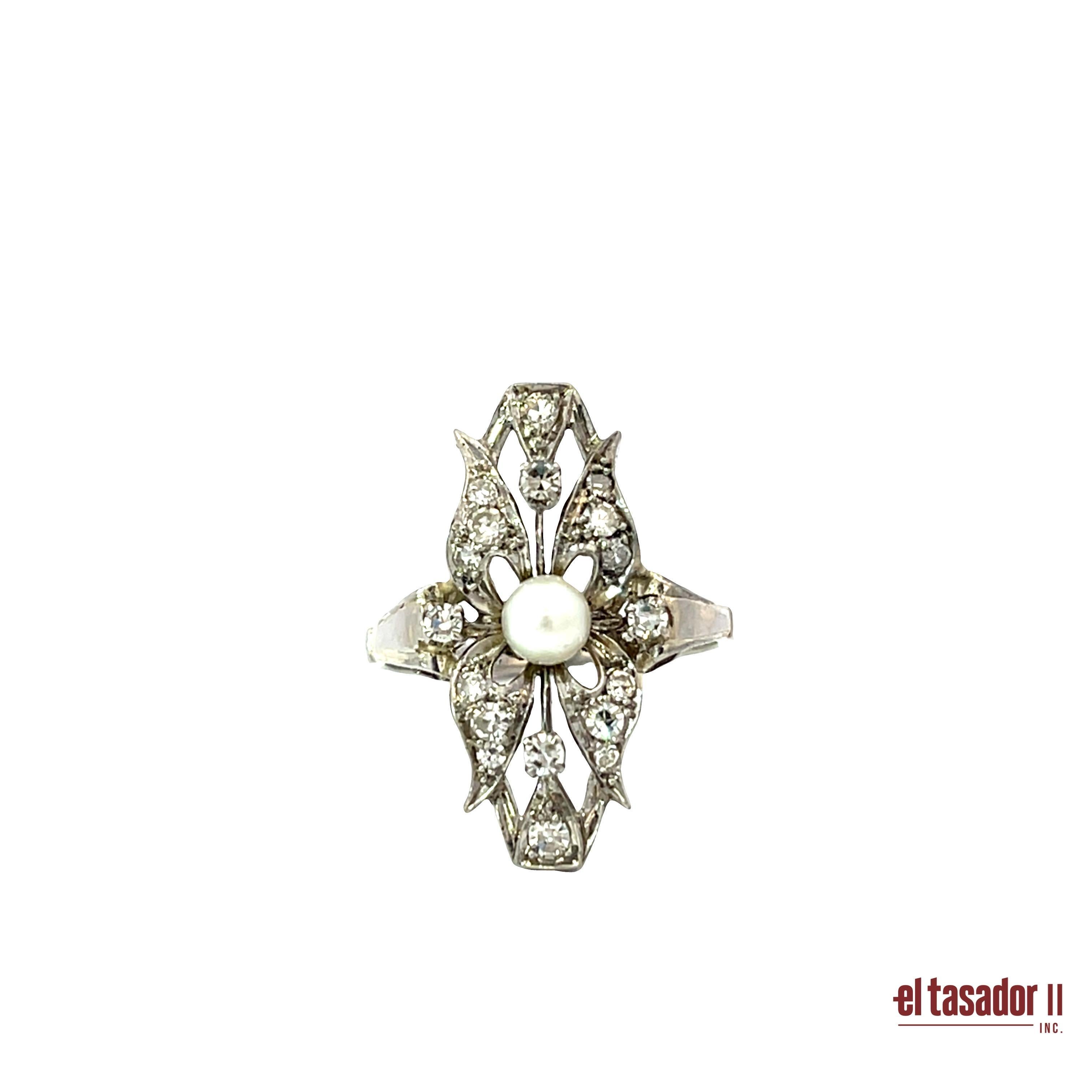 Questo elegante anello in platino (5,5 grammi) presenta una delicata perla naturale al centro, incorniciata da un disegno traforato di ispirazione floreale con 0,50 carati di diamanti taglio brillante. L'intricata lavorazione del platino evidenzia
