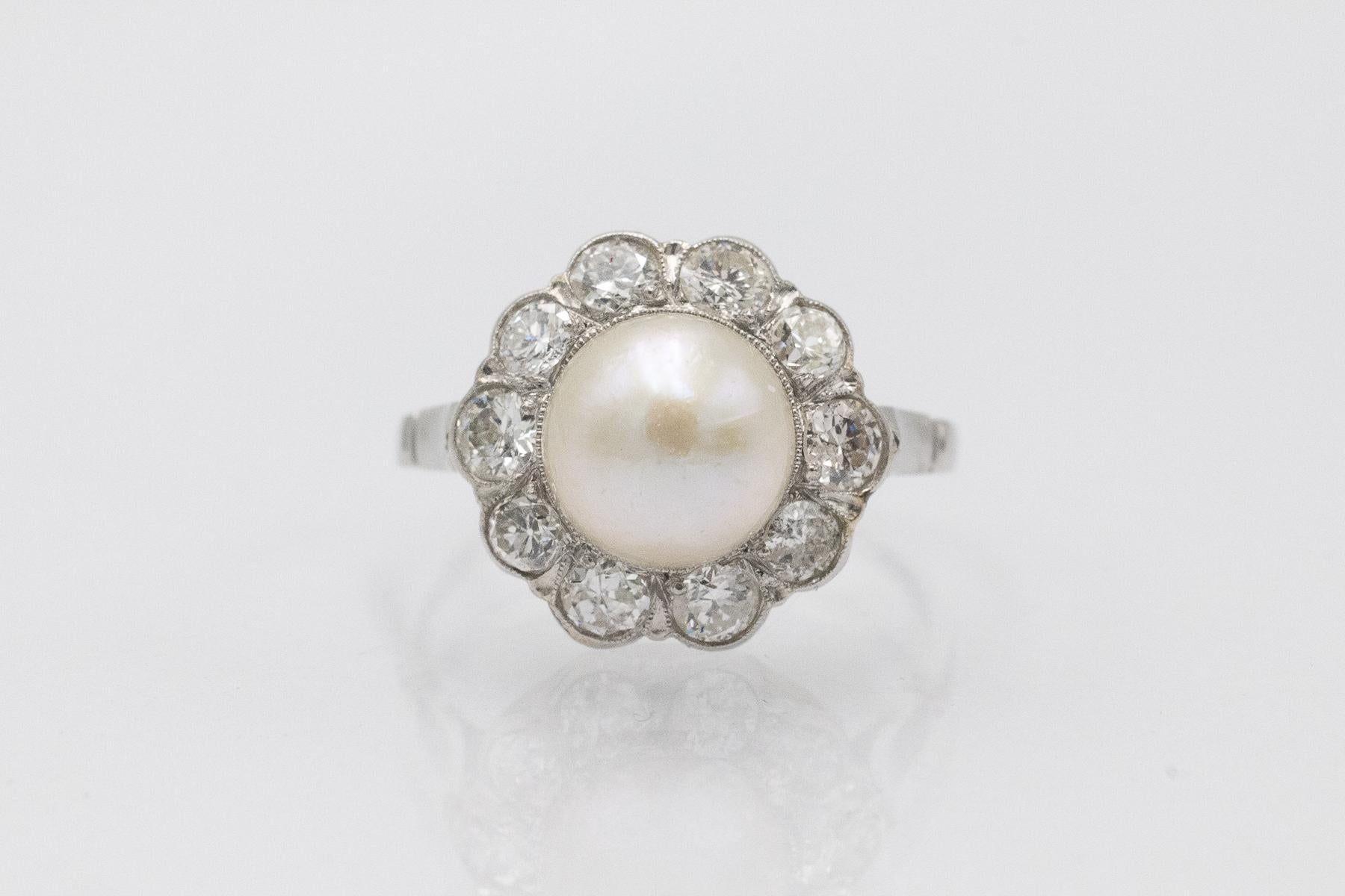 Une bague vintage en platine avec un beau diamant et une perle cramoisie.

Provenance : probablement France, avec un poinçon d'importation polonais pour le platine utilisé entre 1931 et 1963.

La bague est composée d'environ 0,950 de platine