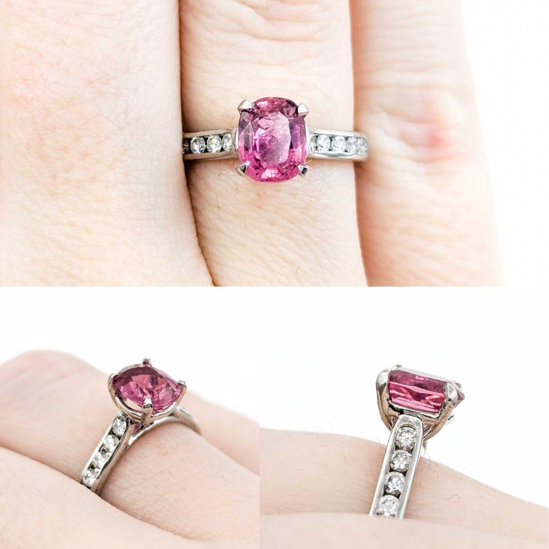 Elegante anello in platino con tormalina rosa e diamanti

Questo splendido anello è realizzato in oro platino 950pt e presenta una splendida tormalina rosa da 1,07ct, che la rende la star dello spettacolo. Intorno al centro ci sono .35ctw di