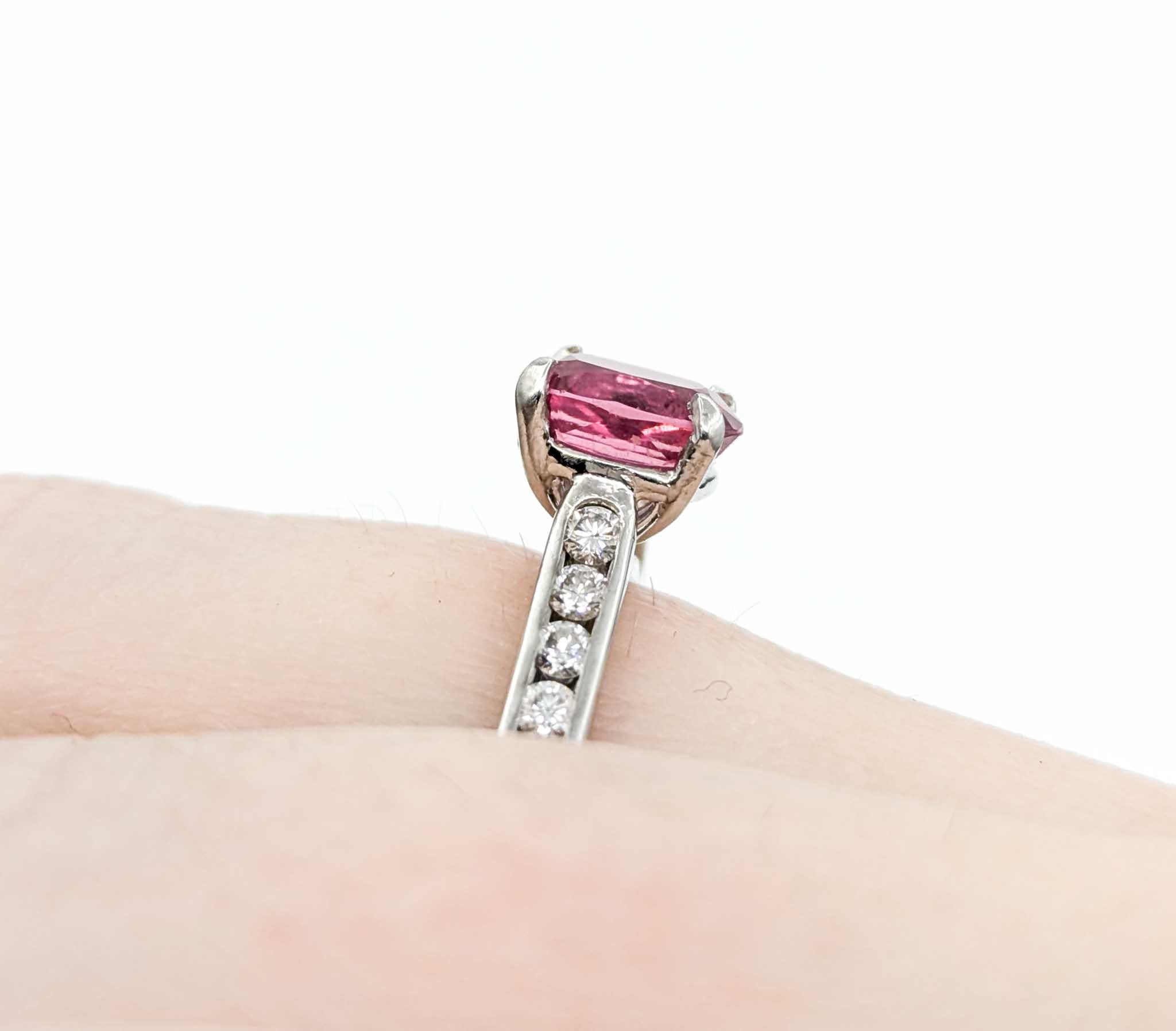 Contemporaneo Anello in platino con tormalina rosa e diamanti in vendita