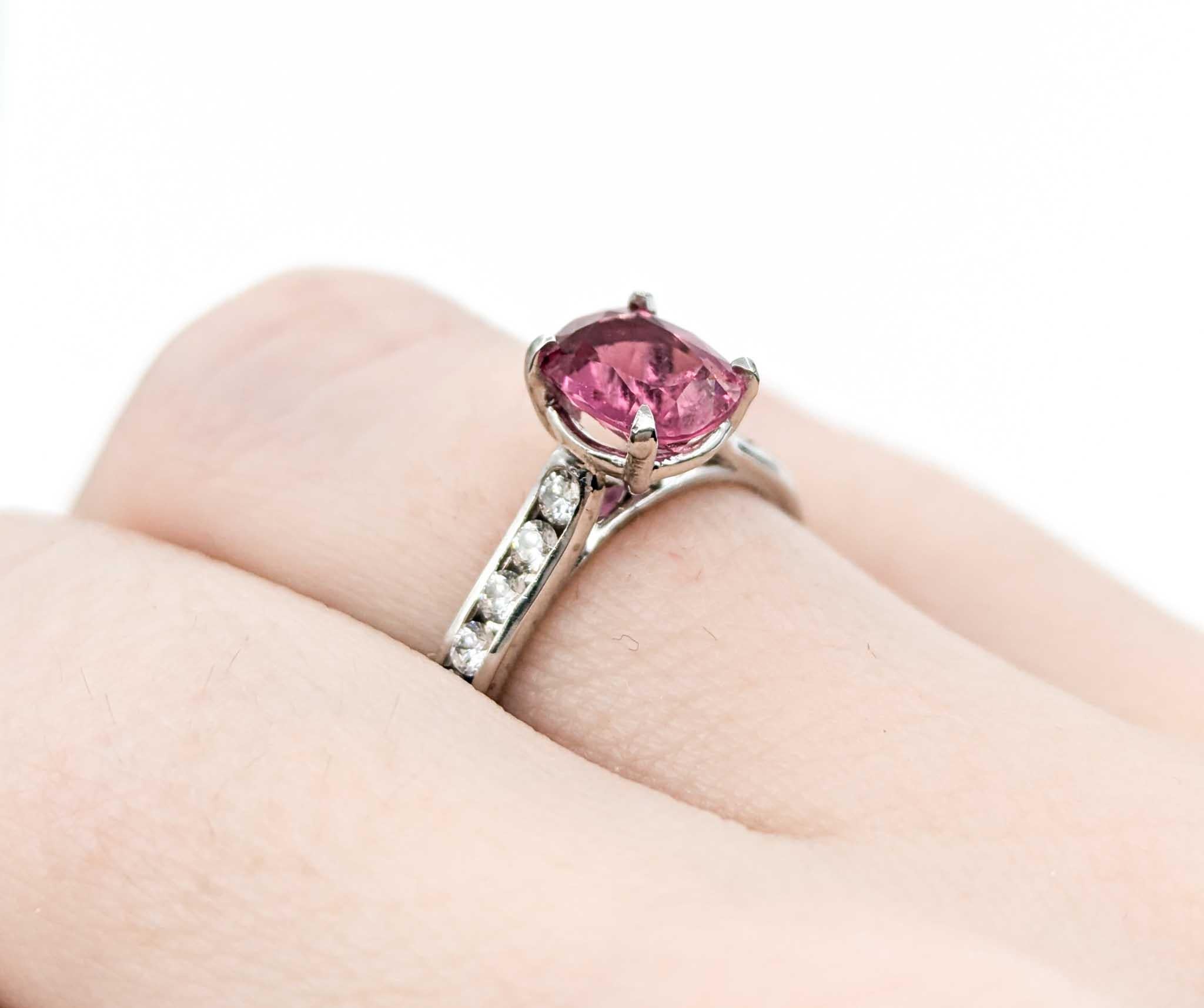 Taglio ovale Anello in platino con tormalina rosa e diamanti in vendita