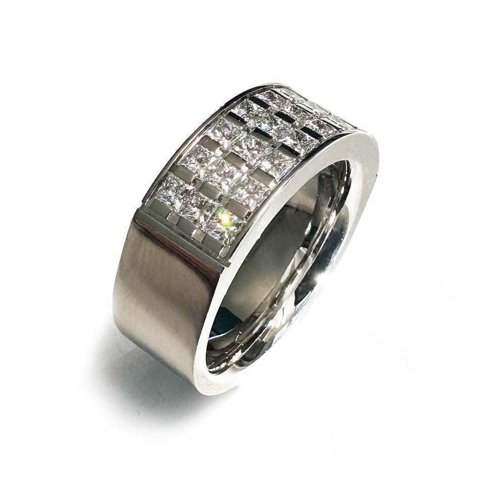 Contemporary Platinum Ring with Princess Cut Diamonds 1.350 ct F-vvs For Sale