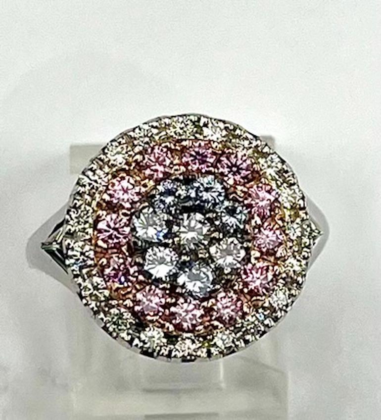 Dies ist ein wunderschöner Ring mit 8 runden natürlichen blauen Diamanten von 0,49 ct Gesamtgewicht, 12 runden natürlichen rosa Diamanten von 0,53 ct Gesamtgewicht und 20 runden natürlichen weißen Diamanten von 0,44 ct Gesamtgewicht. Die Farbe der