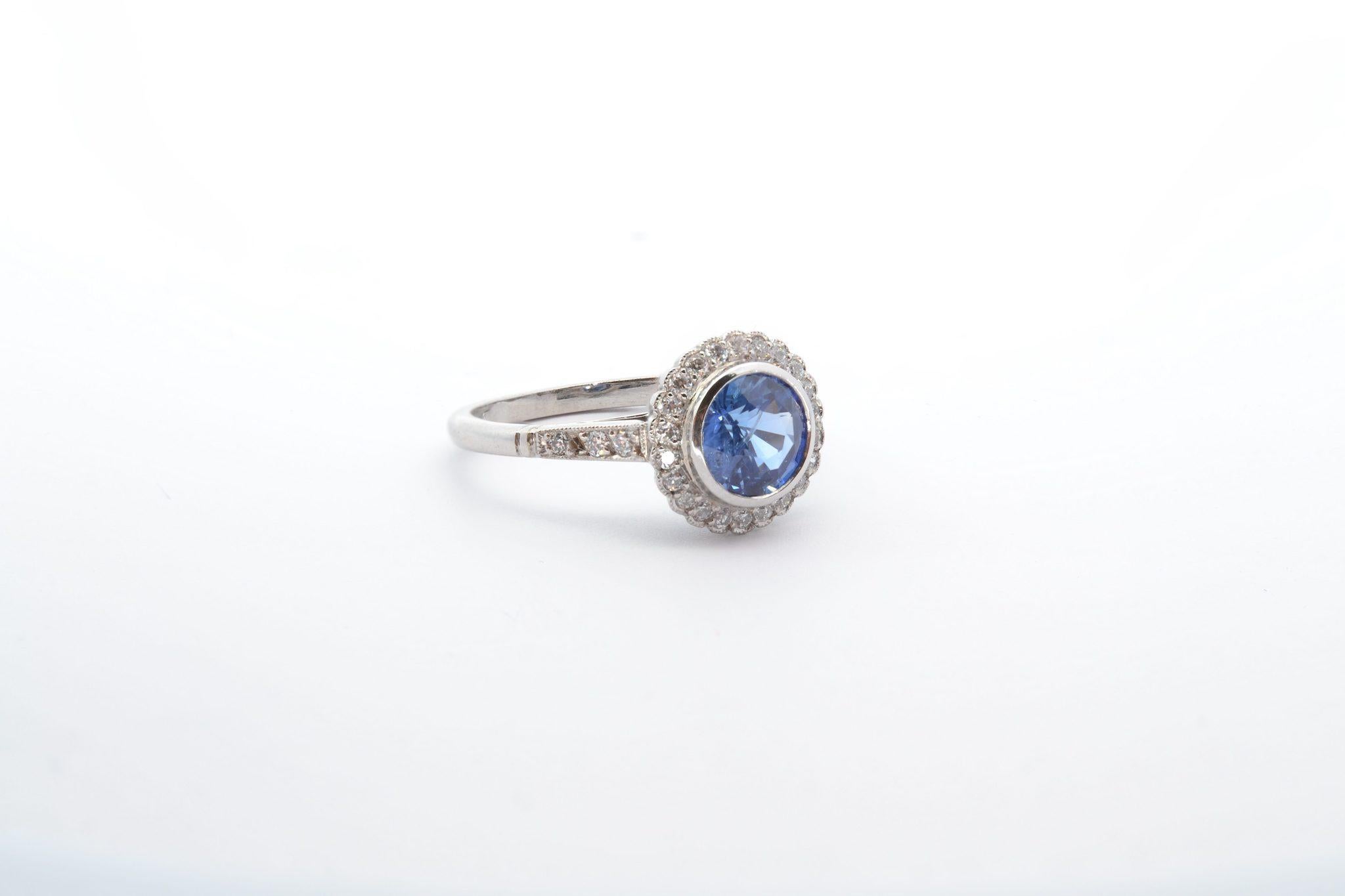 Round Cut Platinum ring with Round sapphire of 1.63 carats and diamonds For Sale