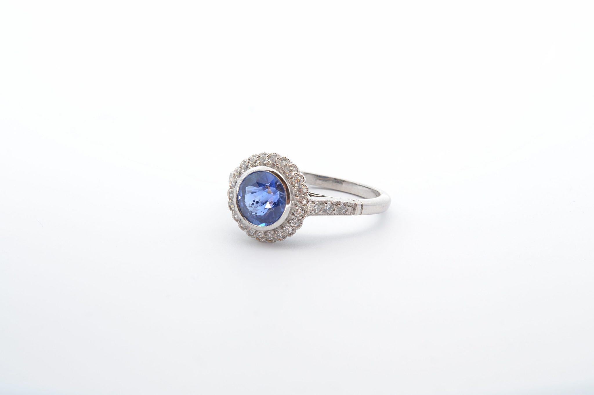 Platinum ring with Round sapphire of 1.63 carats and diamonds In Good Condition For Sale In PARIS, FR