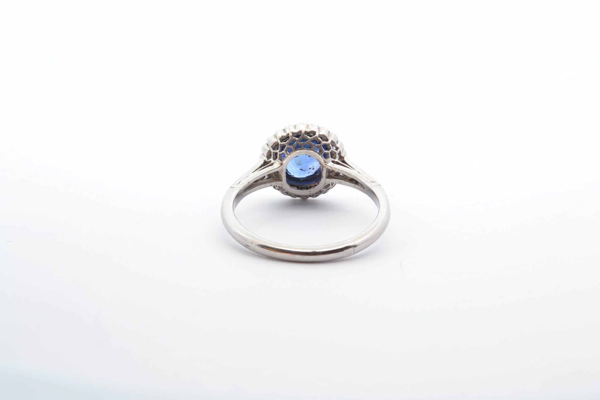 Women's or Men's Platinum ring with Round sapphire of 1.63 carats and diamonds For Sale