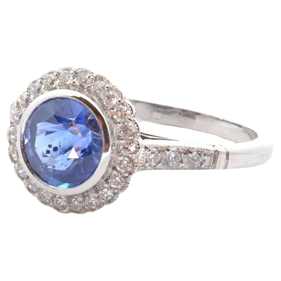 Platinum ring with Round sapphire of 1.63 carats and diamonds For Sale