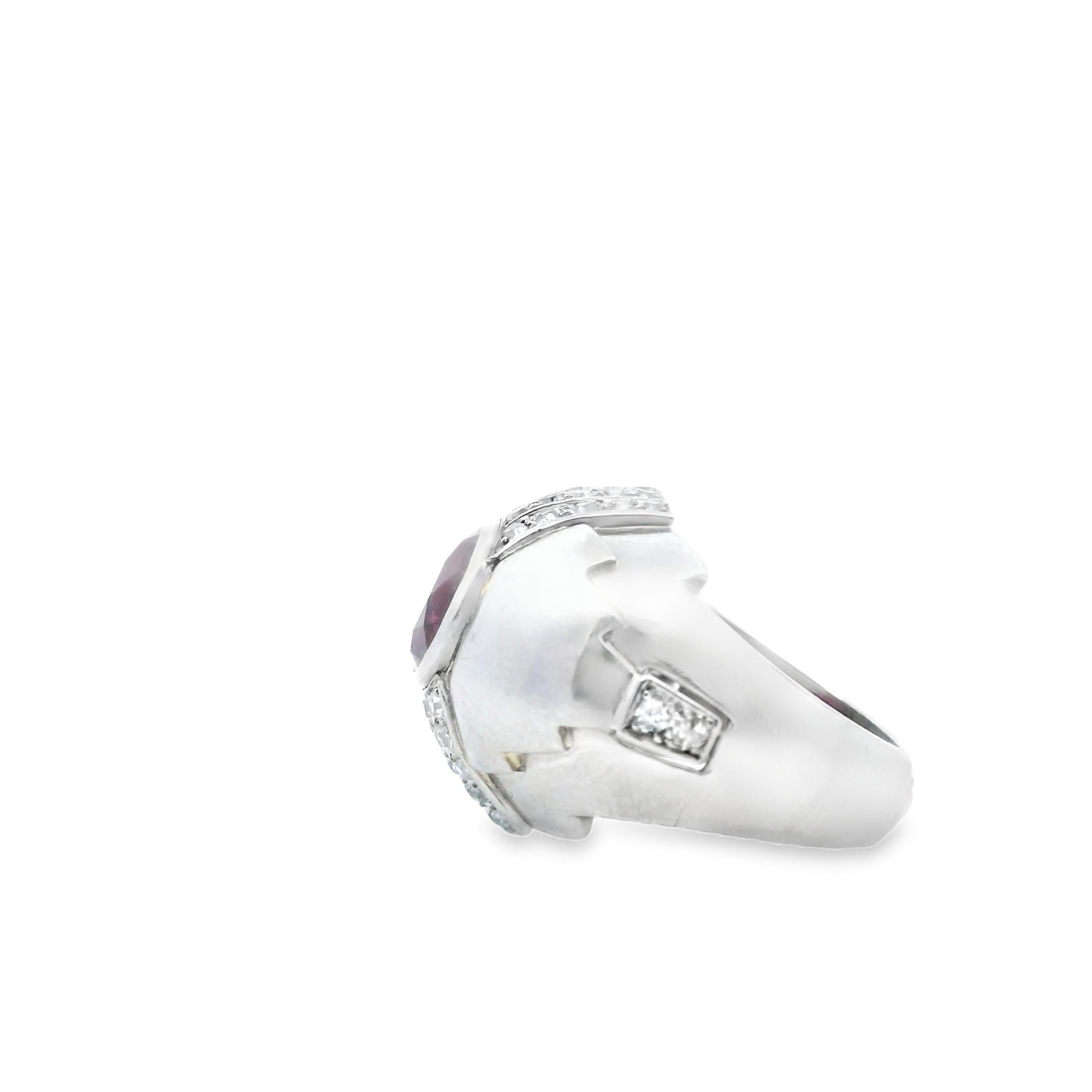 Questo eccezionale anello in platino è una dichiarazione di eleganza e rarità senza tempo. Il pezzo centrale è uno splendido rubino birmano non riscaldato, del peso di circa 4,02 carati, che irradia una vibrante tonalità rosso fuoco. La brillantezza