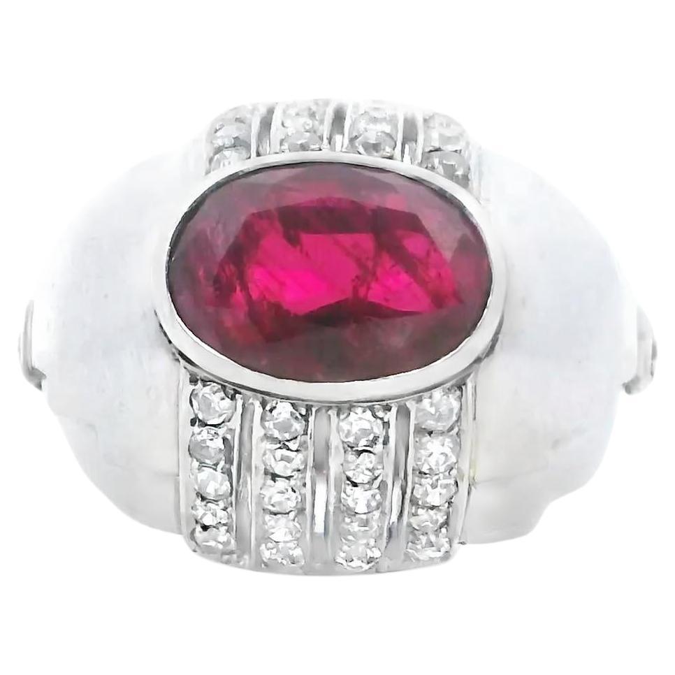 Anello in platino con rubino e diamanti  Circa 1933  Taglia 6 in vendita