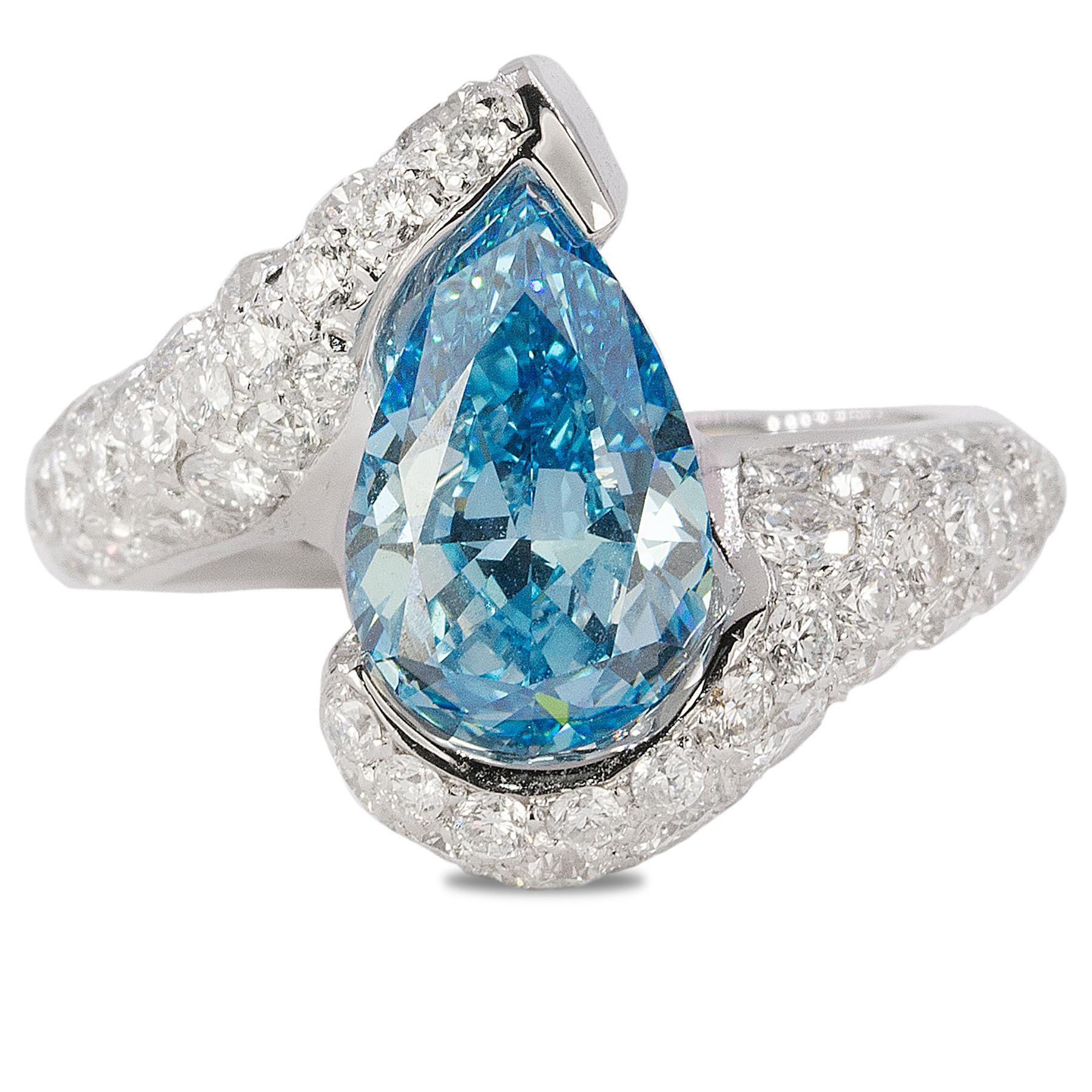 Bague en platine avec diamant bleu vif Unisexe en vente