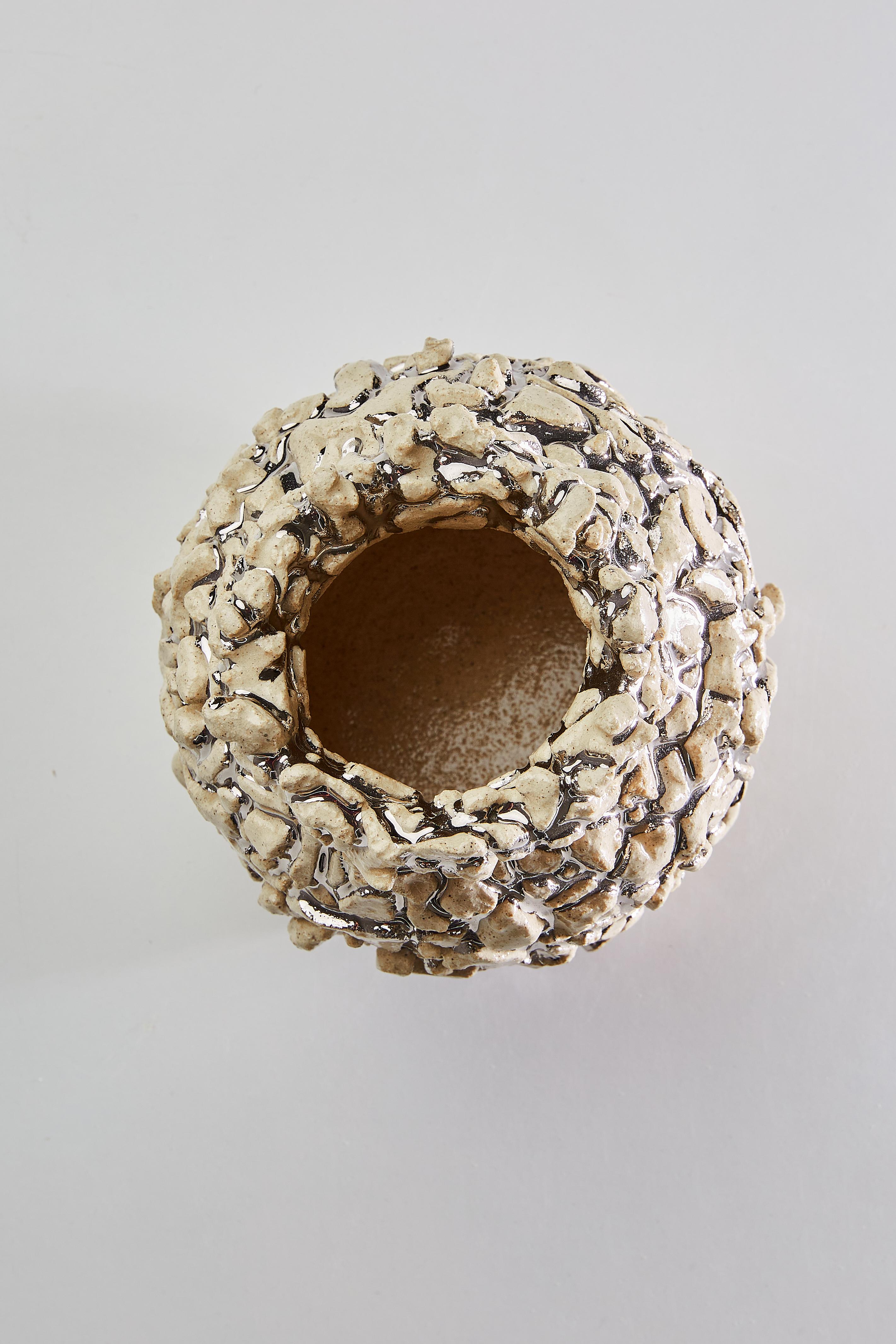 Vaso Platinum River di Angeliki Stamatakou
Unico nel suo genere, 2022, In vetrina alla Settimana del Design di Milano
Dimensioni: H13 x W12 cm.
Materiali: Gres, smalto trasparente, platino.

Angeliki Stamatakou è un'artista della ceramica con