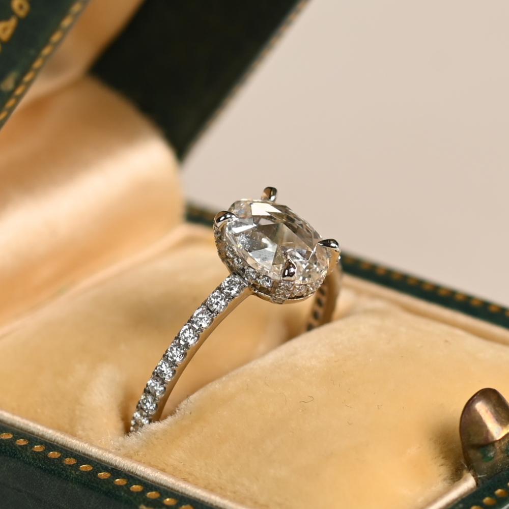 Questo squisito anello di fidanzamento con diamante solitario presenta un diamante ovale taglio rosa di circa 1,00 carati, certificato GIA, di colore G e purezza VS2. L'elegante sfaccettatura del diamante ne esalta la brillantezza, creando un