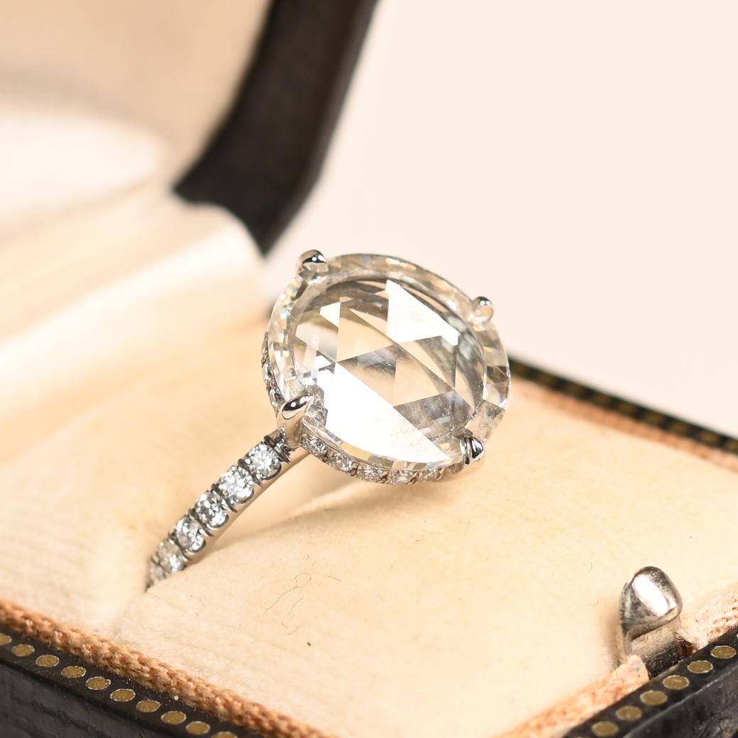 Cette bague solitaire exceptionnelle met en valeur un diamant rond de taille rose certifié GIA pesant environ 2,50 carats. De couleur I et de pureté VVS2, la pierre centrale est un exemple remarquable d'élégance discrète. Ses facettes taillées en