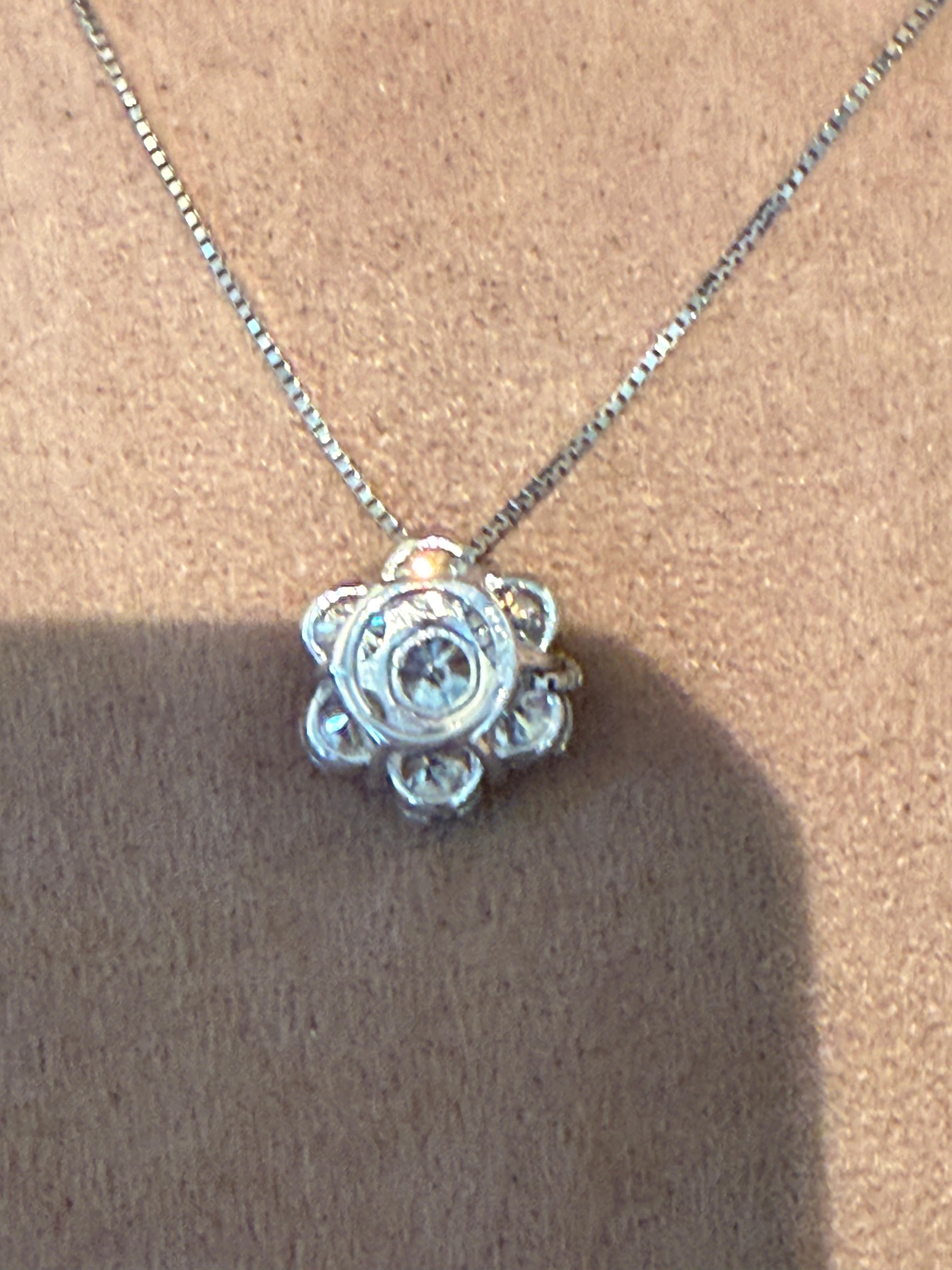 Pendentif rosette en platine avec chaîne en vente 4