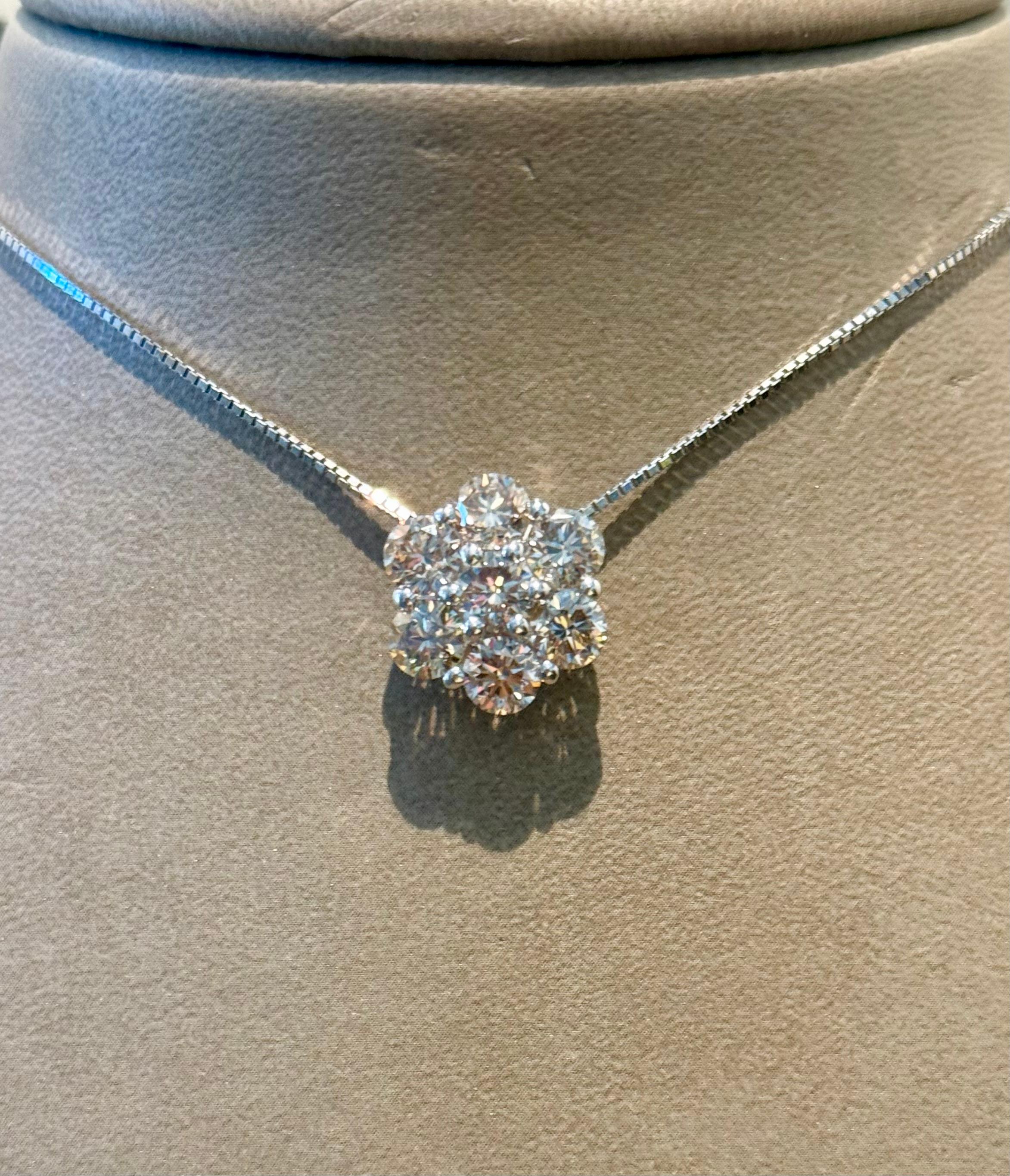 Magnifique et impressionnant pendentif en platine 900 présentant un motif de rosette serti de 7 diamants ronds de taille brillant d'un poids total de 5,01 carats, pureté vs,si. La dimension du pendentif Rosette est de 1,67 cm de diamètre. Il est
