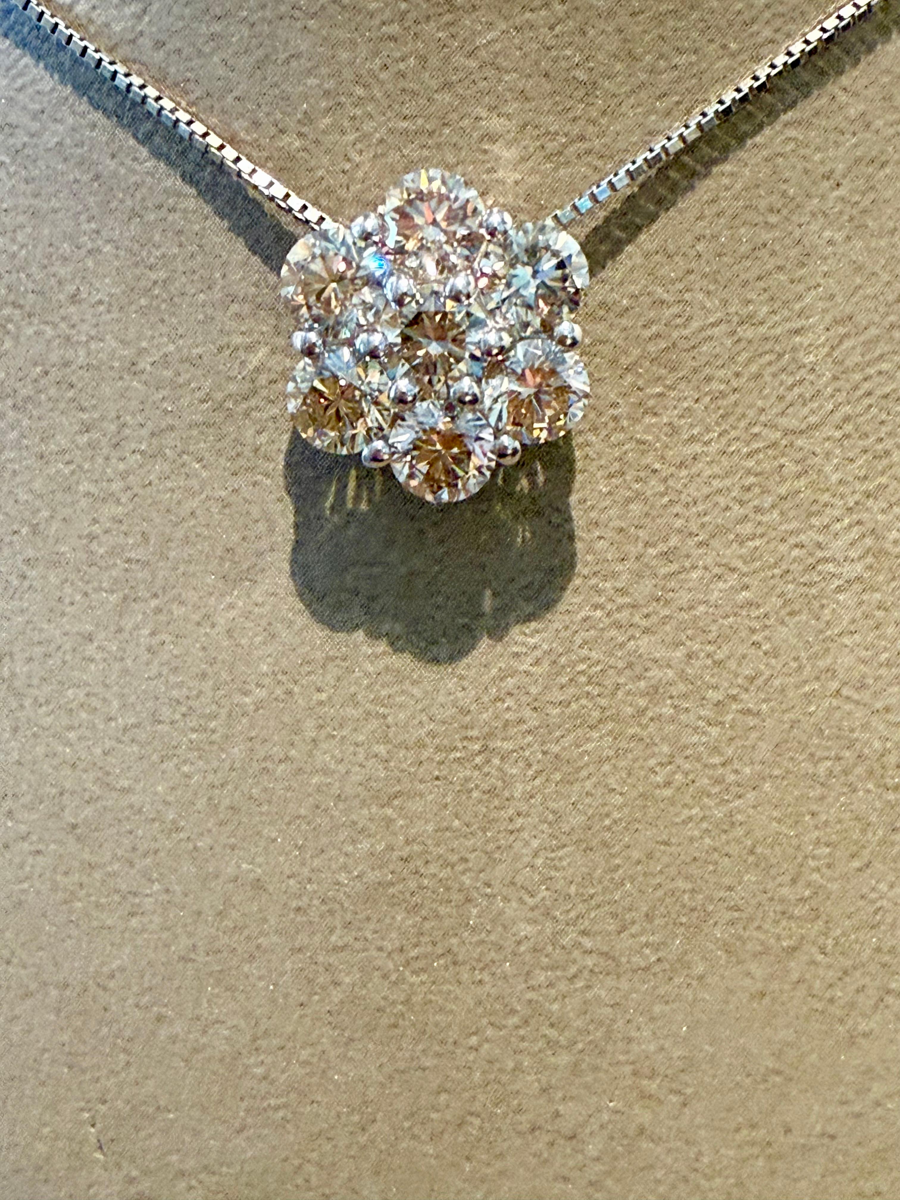 Contemporain Pendentif rosette en platine avec chaîne en vente