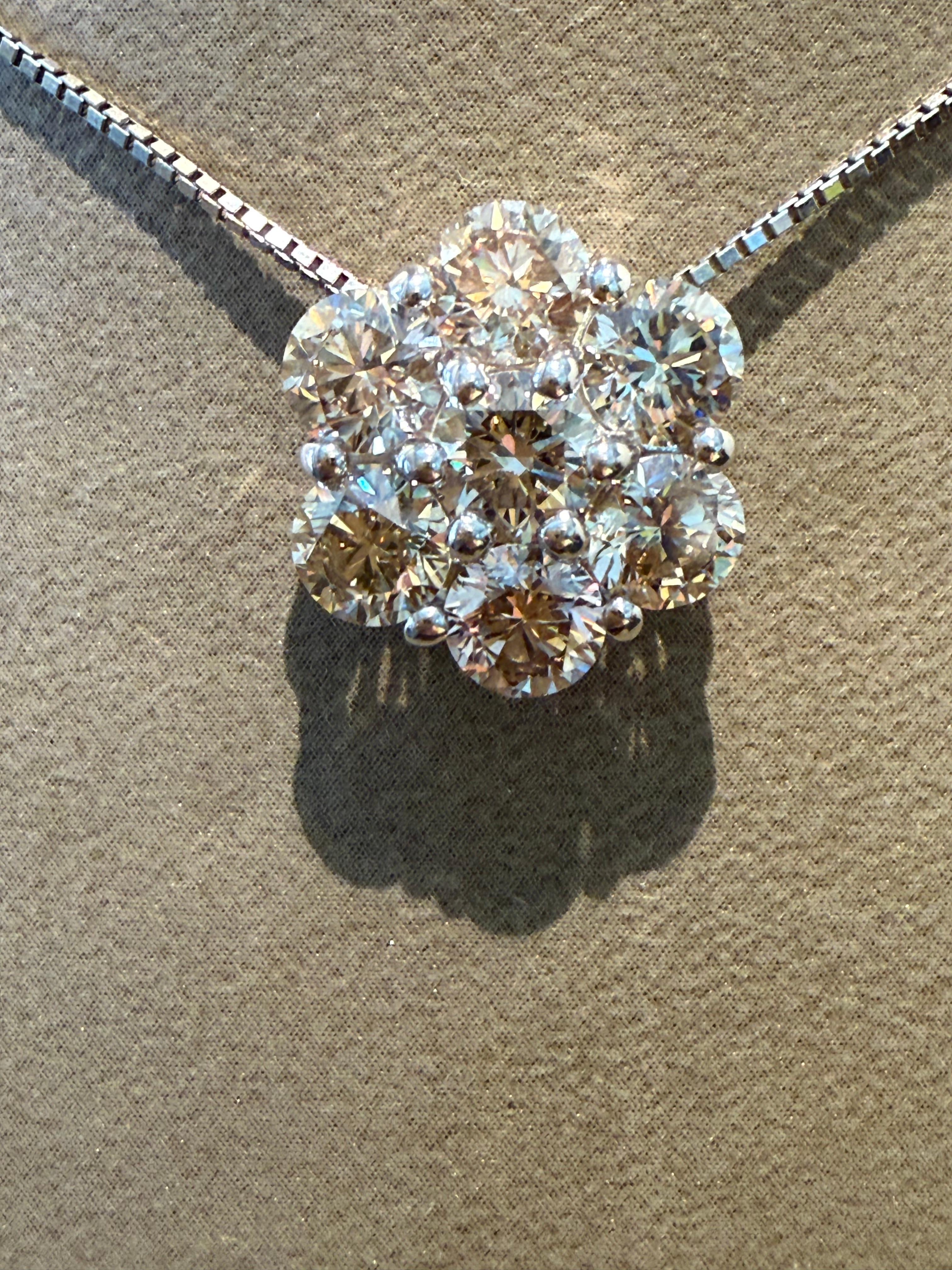 Taille brillant Pendentif rosette en platine avec chaîne en vente