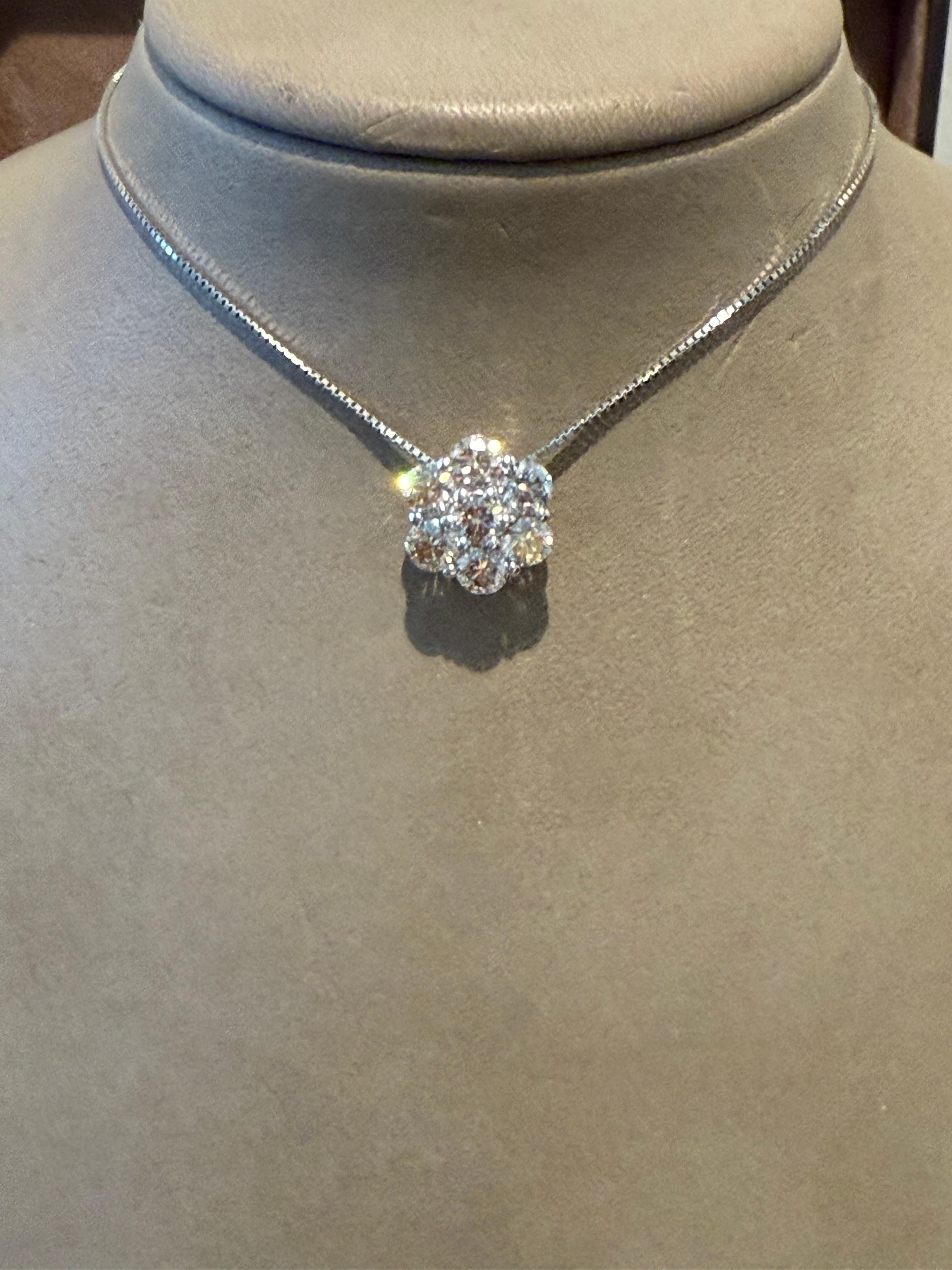 Pendentif rosette en platine avec chaîne Neuf - En vente à Zurich, Zollstrasse