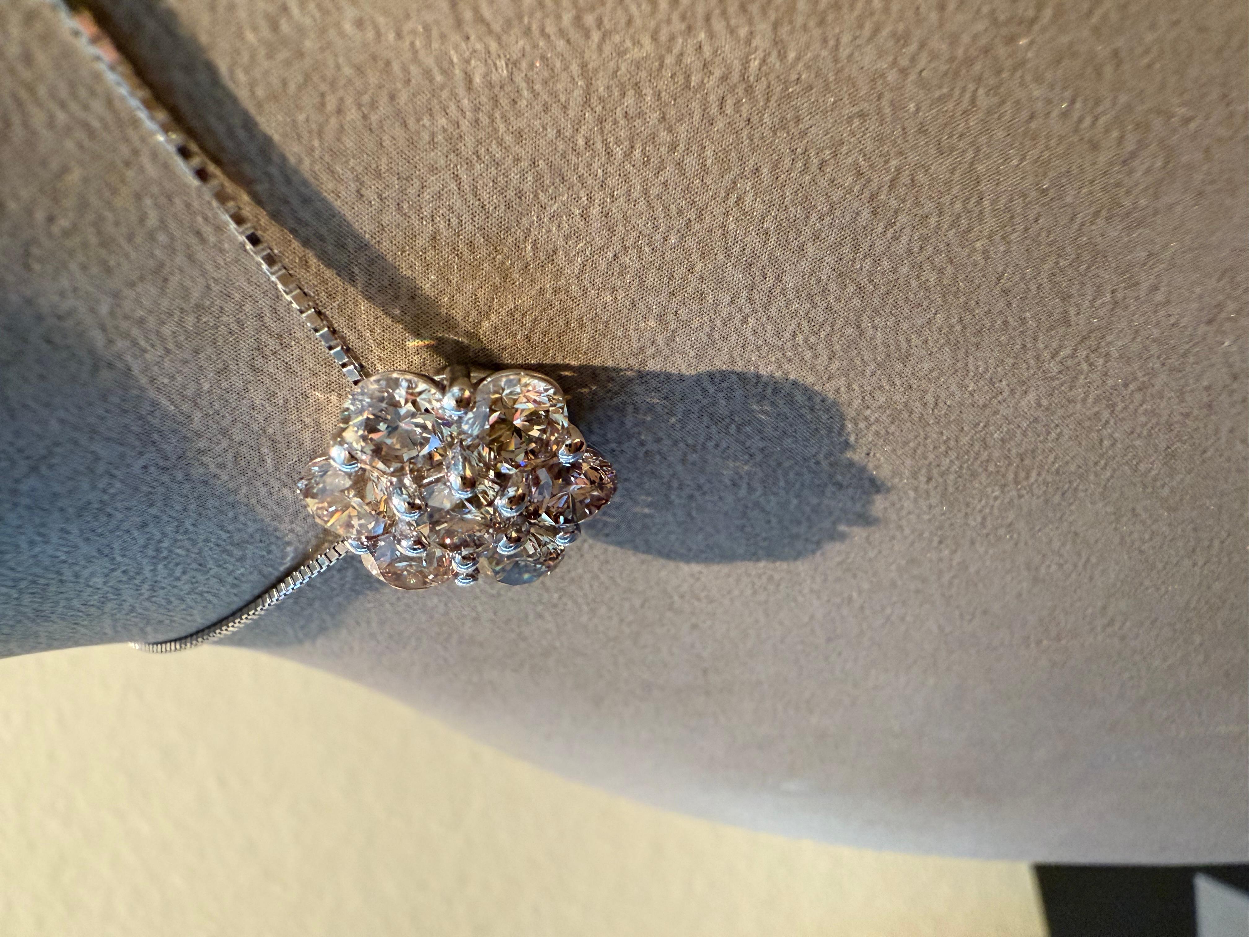 Pendentif rosette en platine avec chaîne Pour femmes en vente