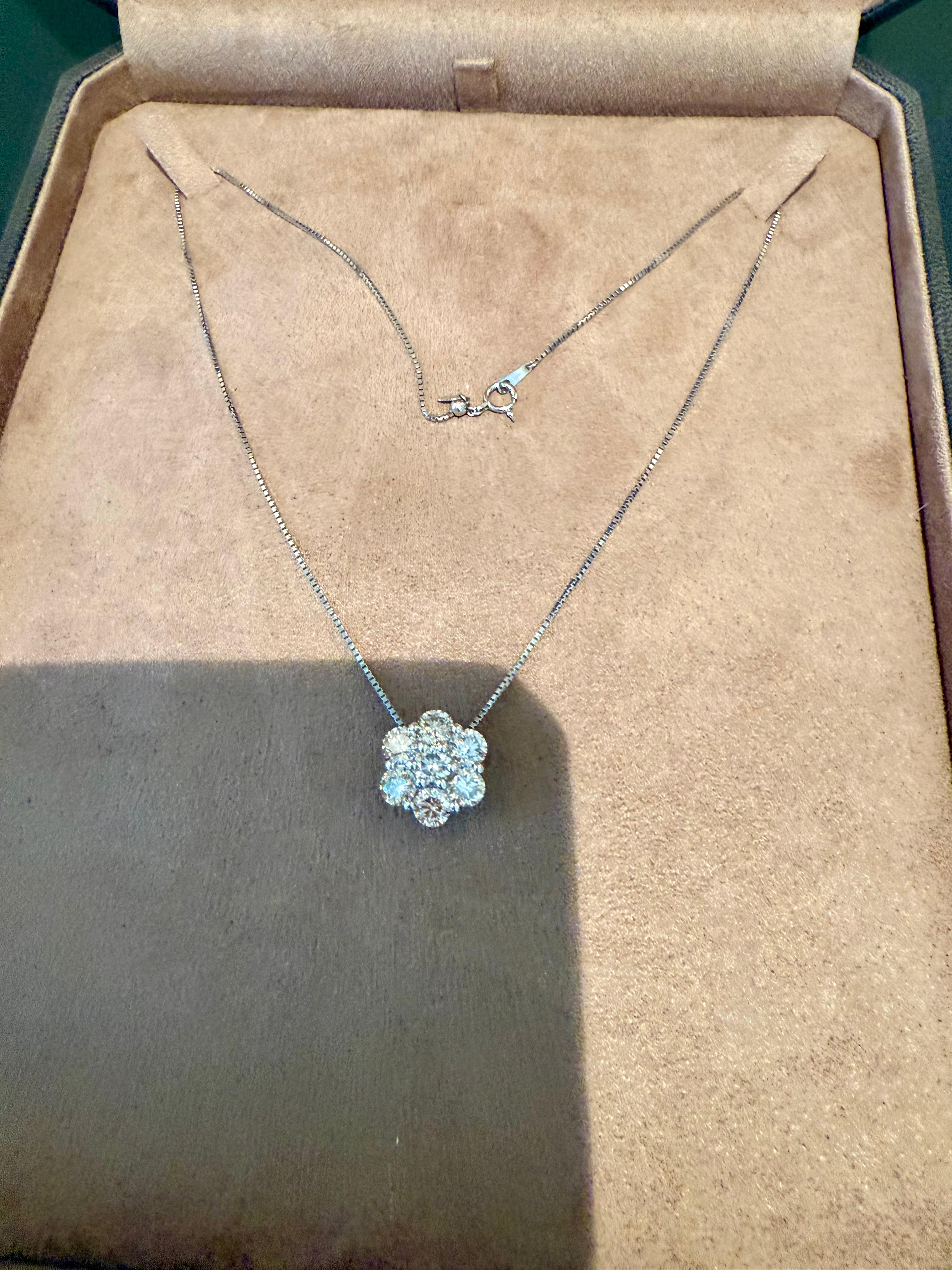 Pendentif rosette en platine avec chaîne en vente 1