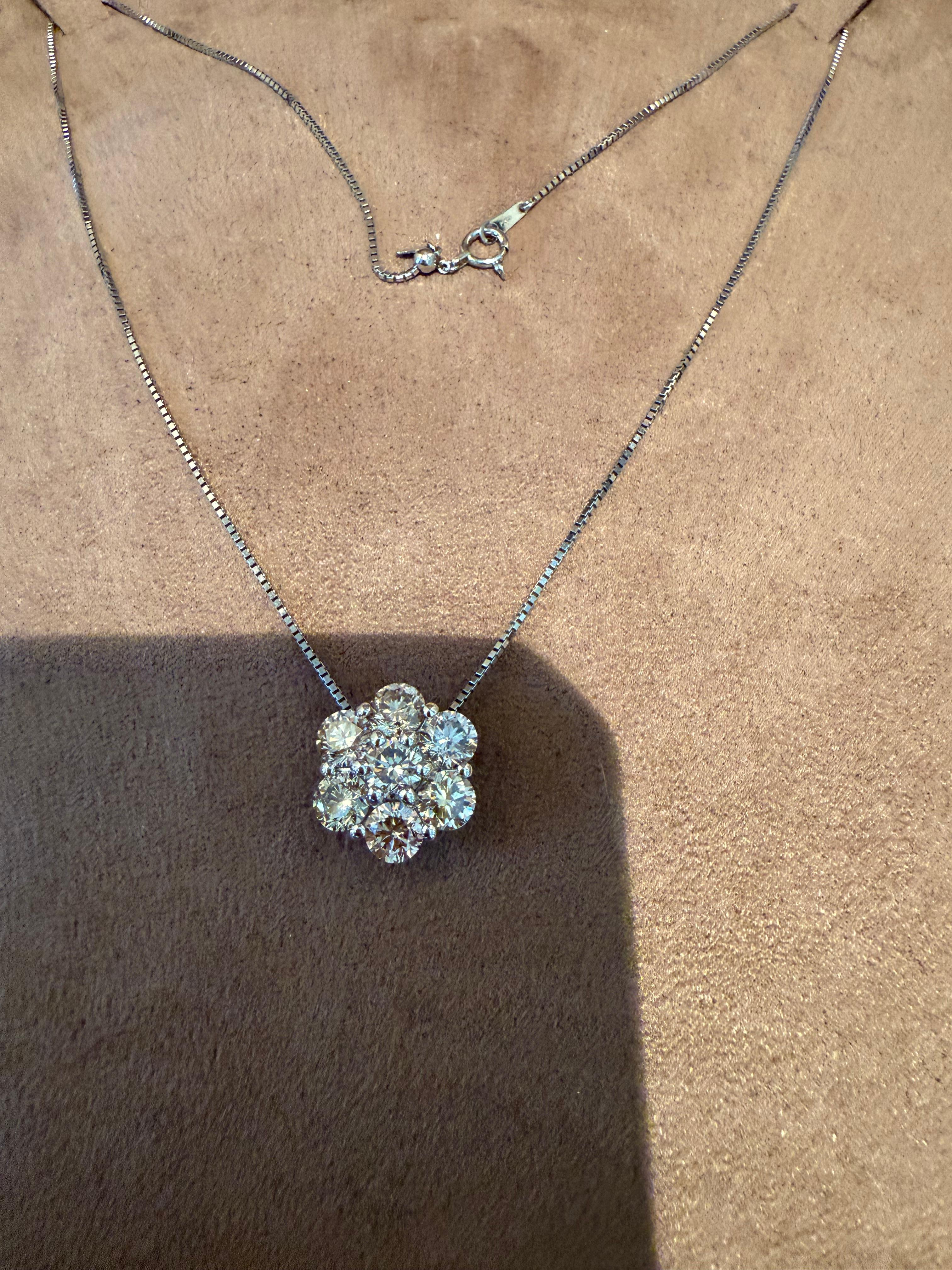 Pendentif rosette en platine avec chaîne en vente 2