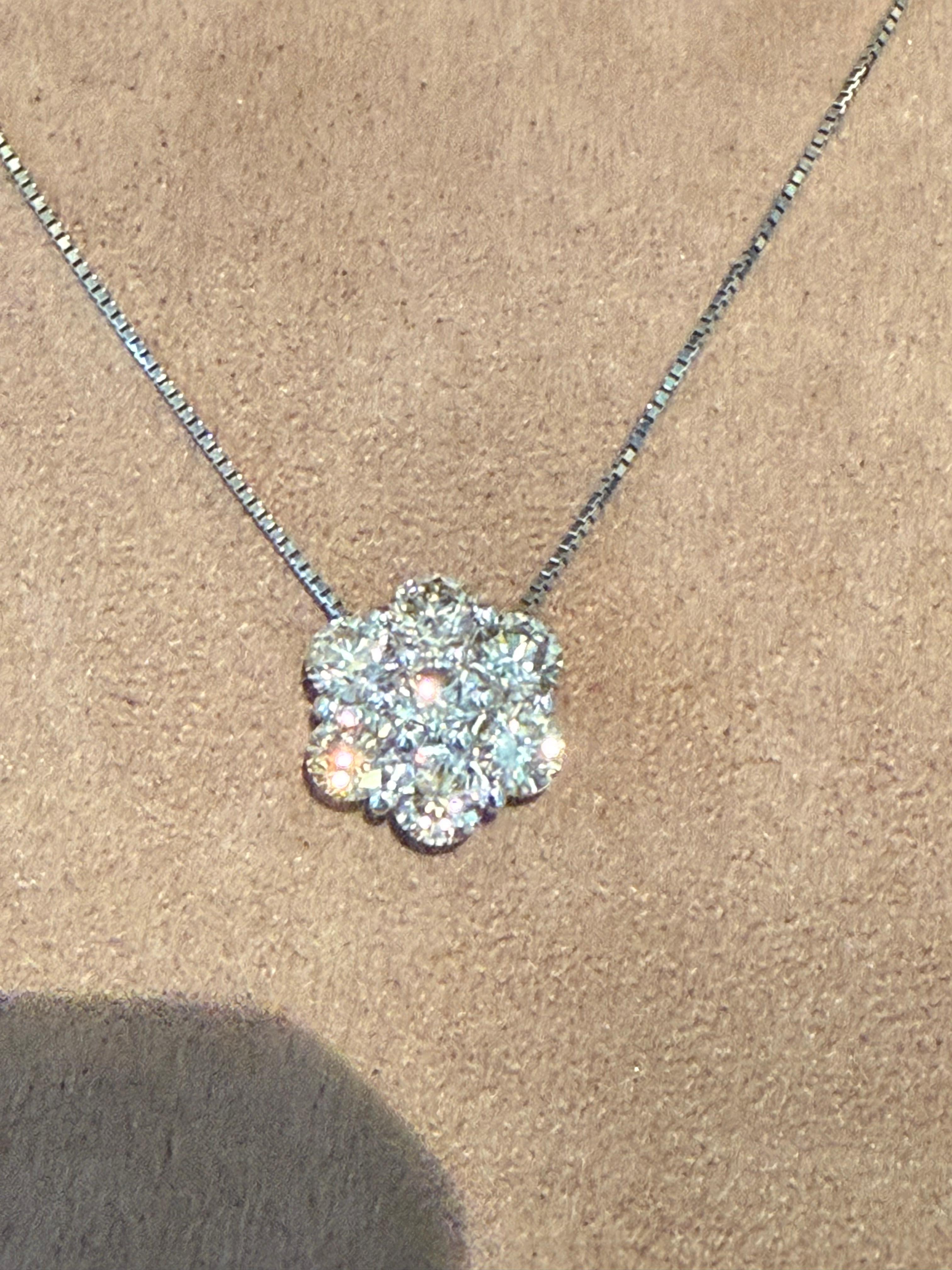 Pendentif rosette en platine avec chaîne en vente 3