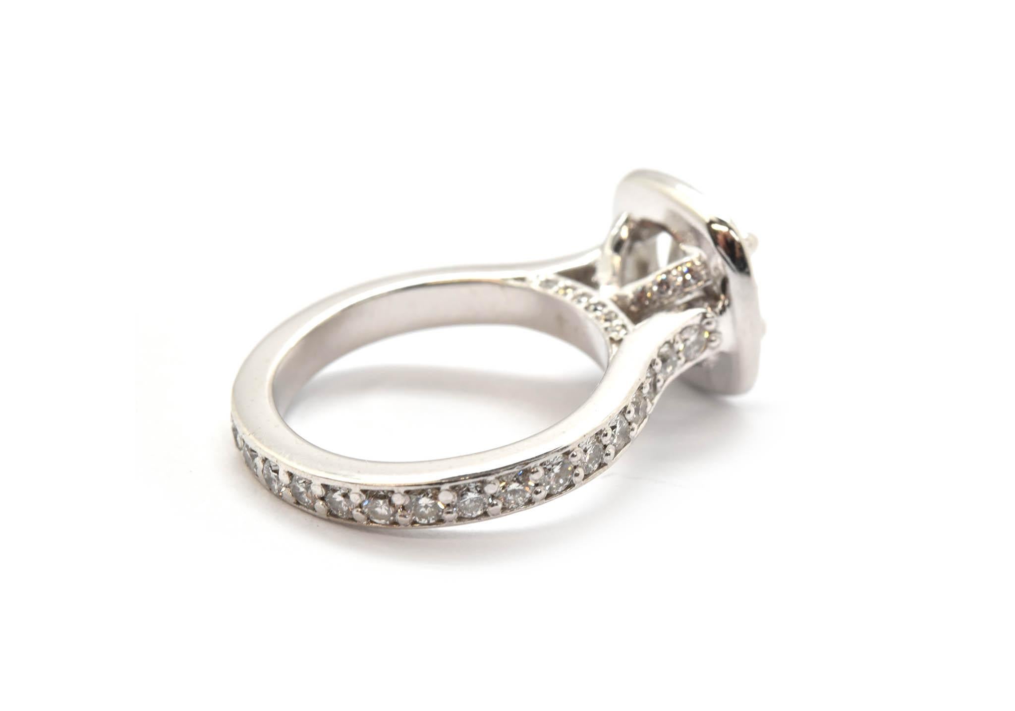 Platinum Round 0.98 Carat Diamond Engagement Ring with Diamond Halo and Mounting In Excellent Condition In Scottsdale, AZ