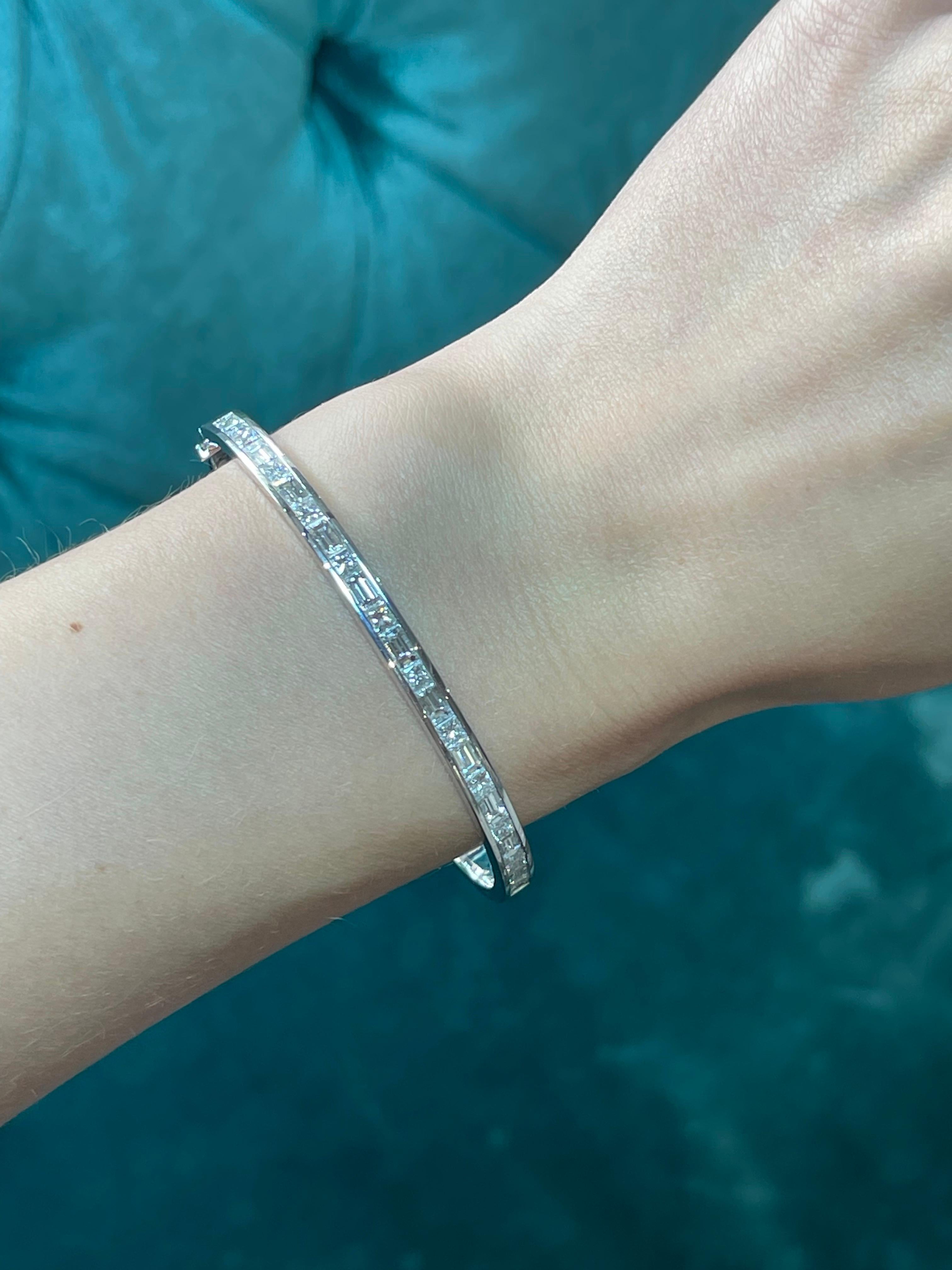 Diamant-Armreif aus Platin und 18 Karat Weißgold - Medium
Diamanten: 3,14ct

Dieser exquisite Armreif steht für die unverwechselbare Handwerkskunst und die schlichte Raffinesse des Designethos von Ksenia Mirella. Die harmonische Mischung aus Platin