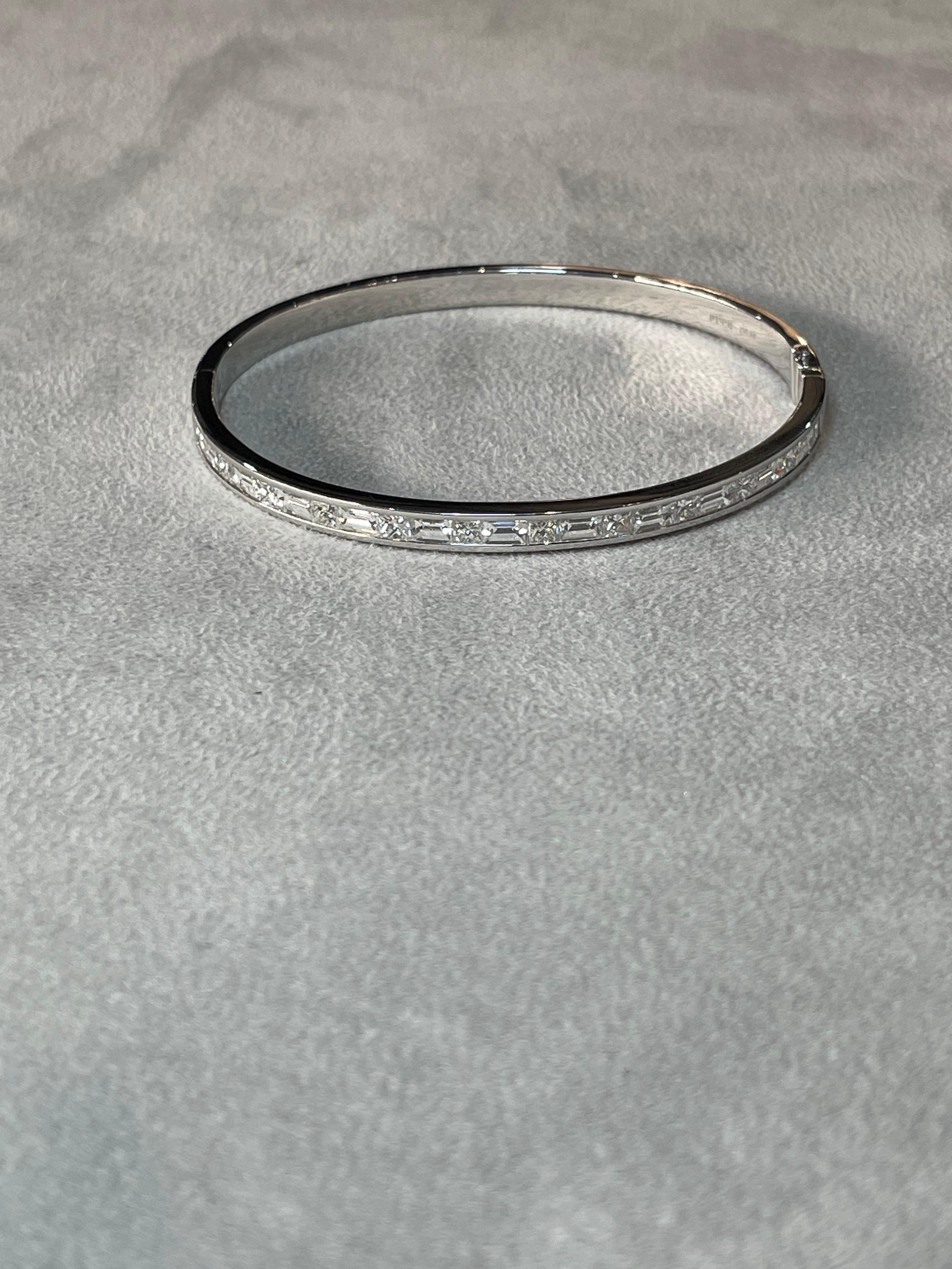 Platin runder und Baguette Diamant Armreif - Größe Medium Damen im Angebot