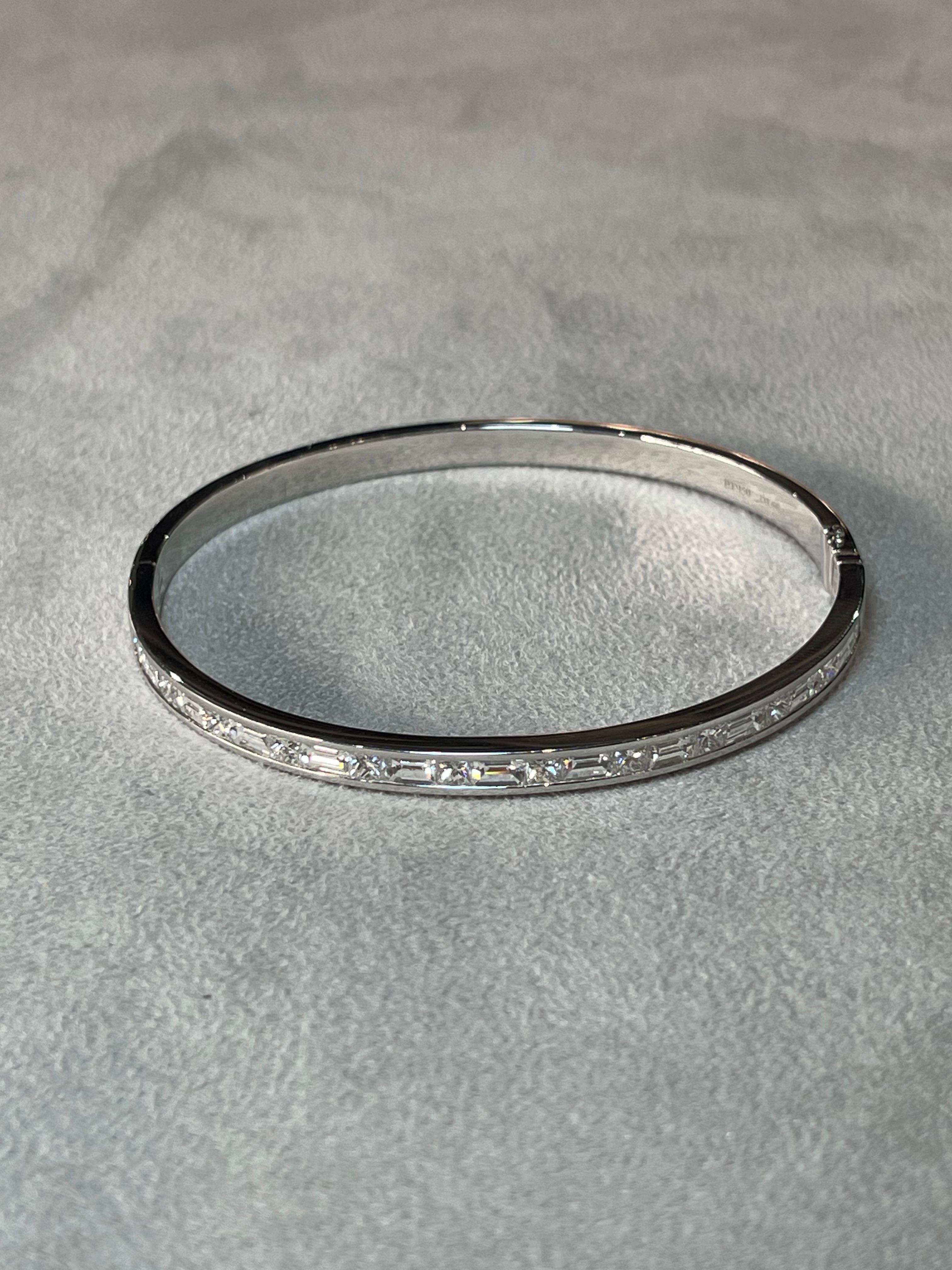 Platin runder und Baguette Diamant Armreif - Größe Medium im Angebot 1