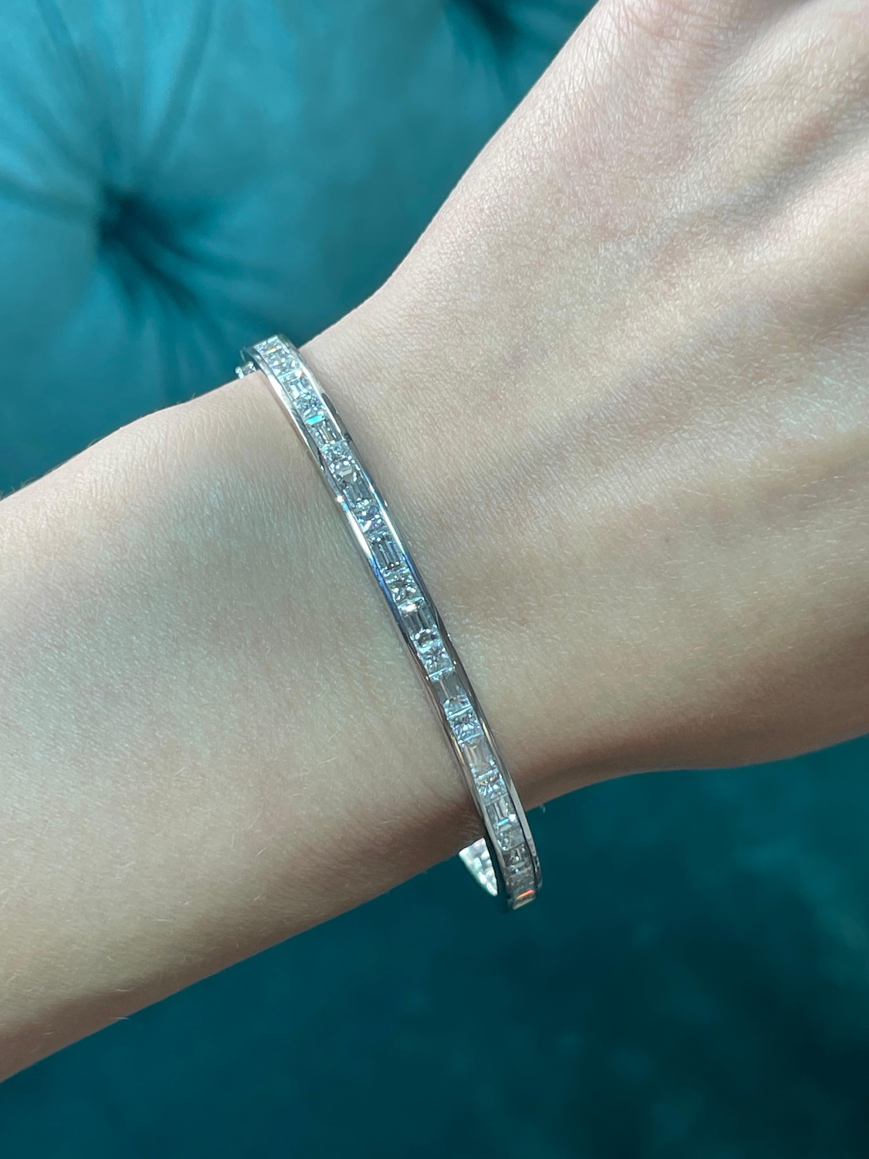 Platin runder und Baguette Diamant Armreif - Größe Medium im Angebot 2