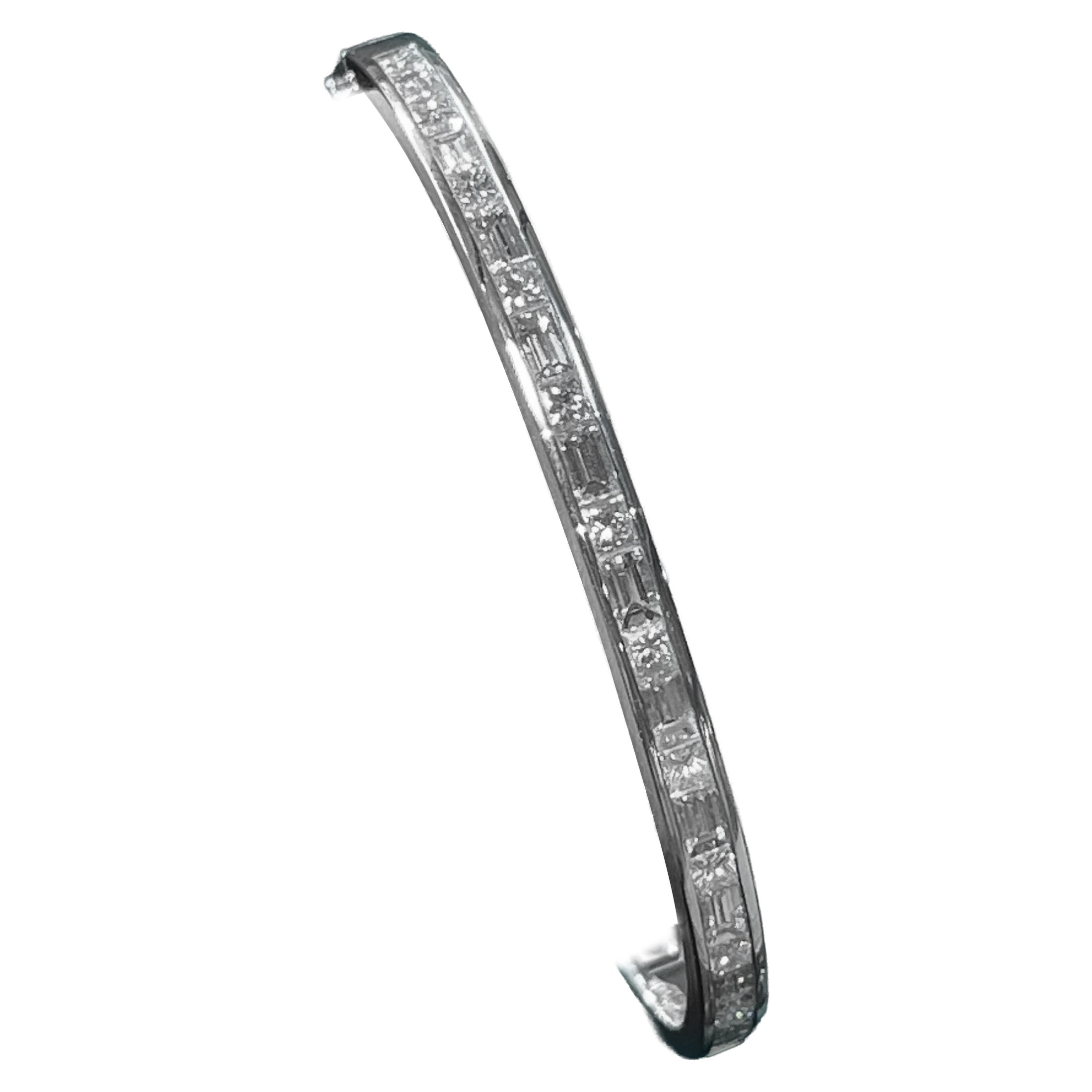 Bangle in platino con diamanti rotondi e baguette - Misura media