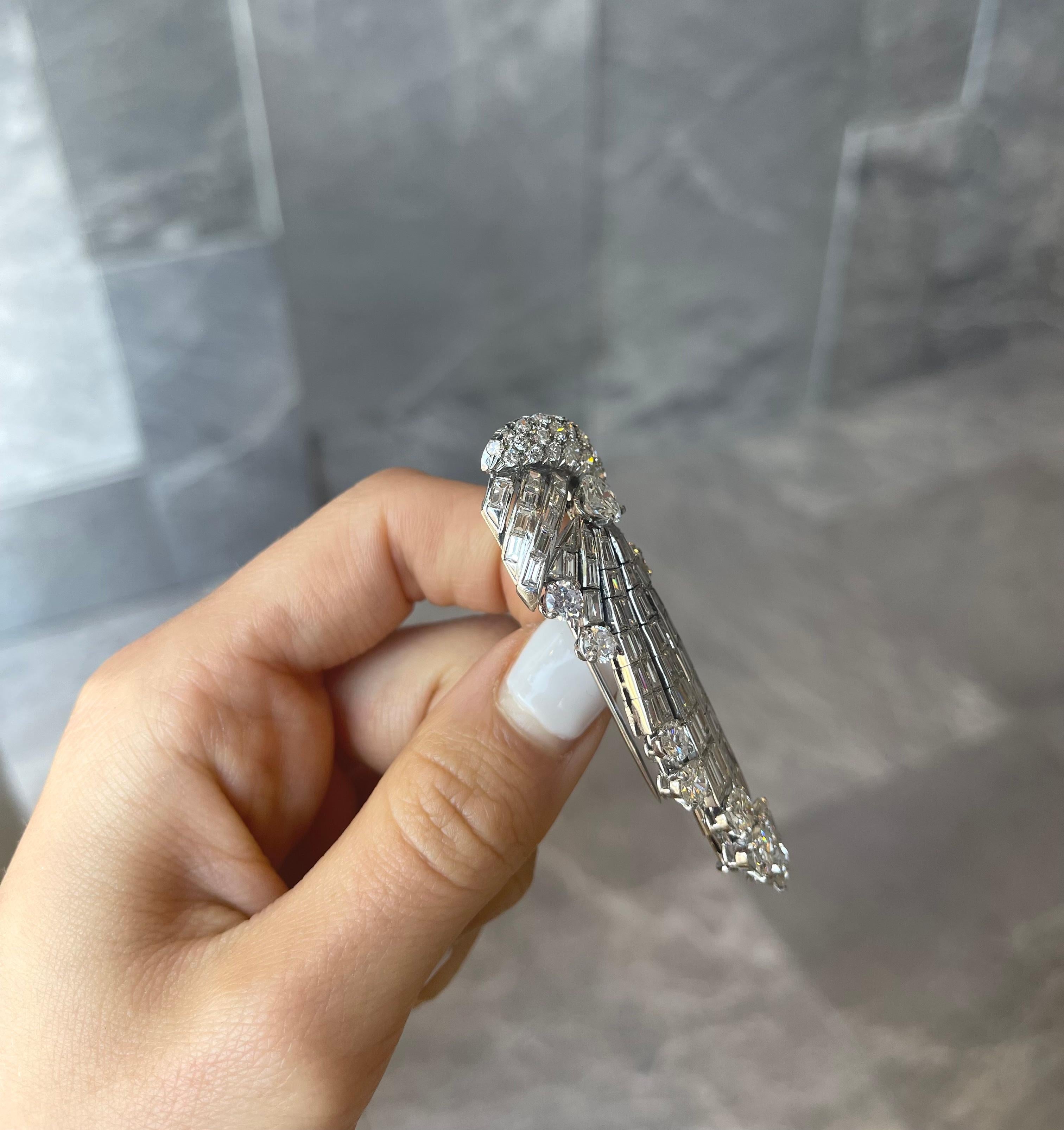 Platinum Round & Baguette Diamond Comet Brooch  In Good Condition For Sale In Toronto, CA