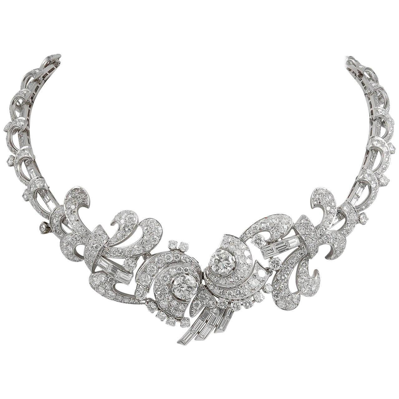 Collier en platine à motif de volutes et diamants ronds et baguettes