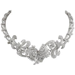 Halskette mit rundem und Baguette-Diamant in Platin mit Schnörkeldesign
