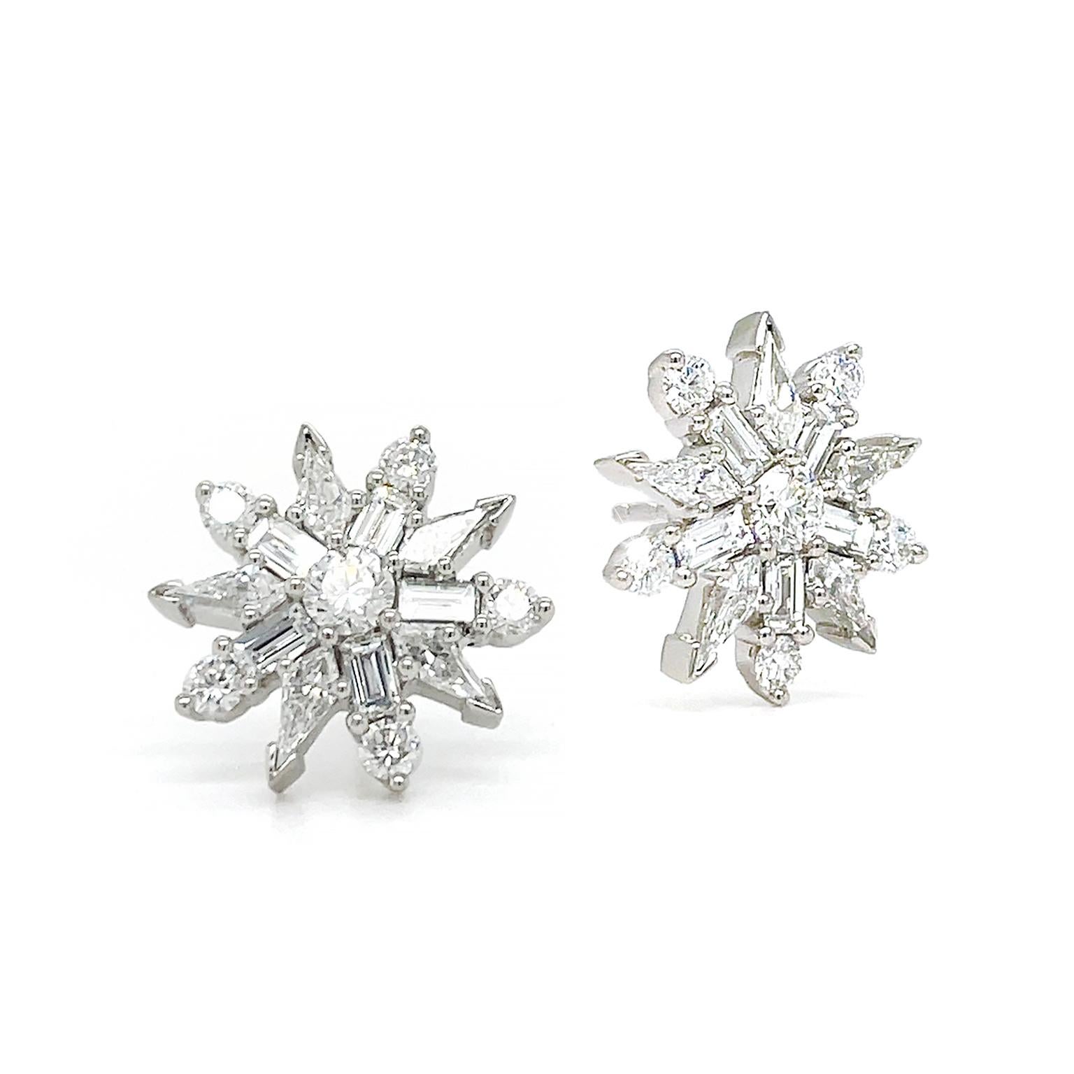 Platinum Round Baguette Kite Diamond Star Earrings In New Condition For Sale In New York, NY