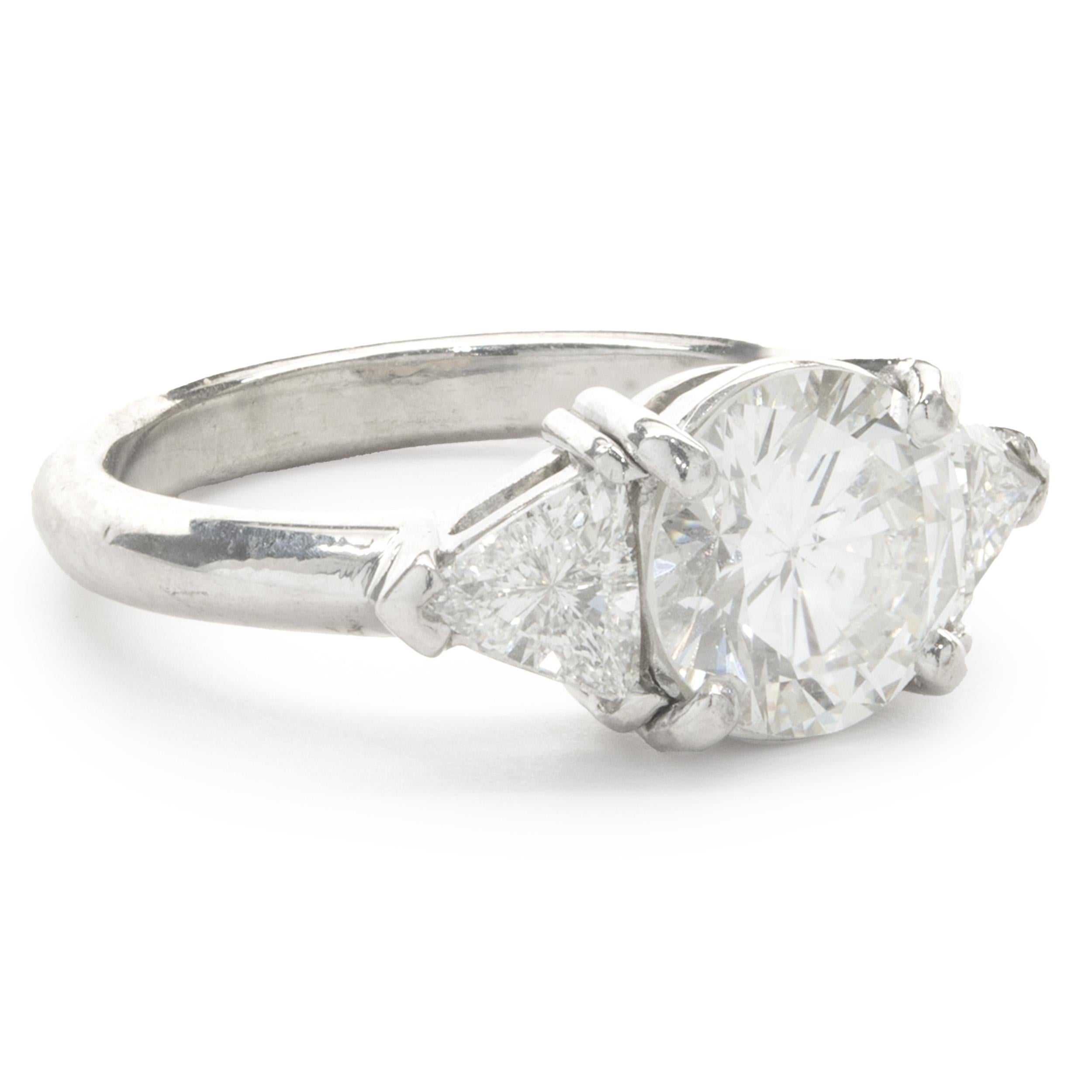 Designer: kundenspezifisch
MATERIAL: Platin
Diamant: 1 runder Brillantschliff = 1,41ct
Farbe: H
Klarheit: SI2
GIA 2221830136
Diamant: 2 Billionen Schliff = 0,50cttw
Farbe: G
Klarheit: SI1
Ringgröße: 4.75 (bitte erlauben Sie zwei zusätzliche