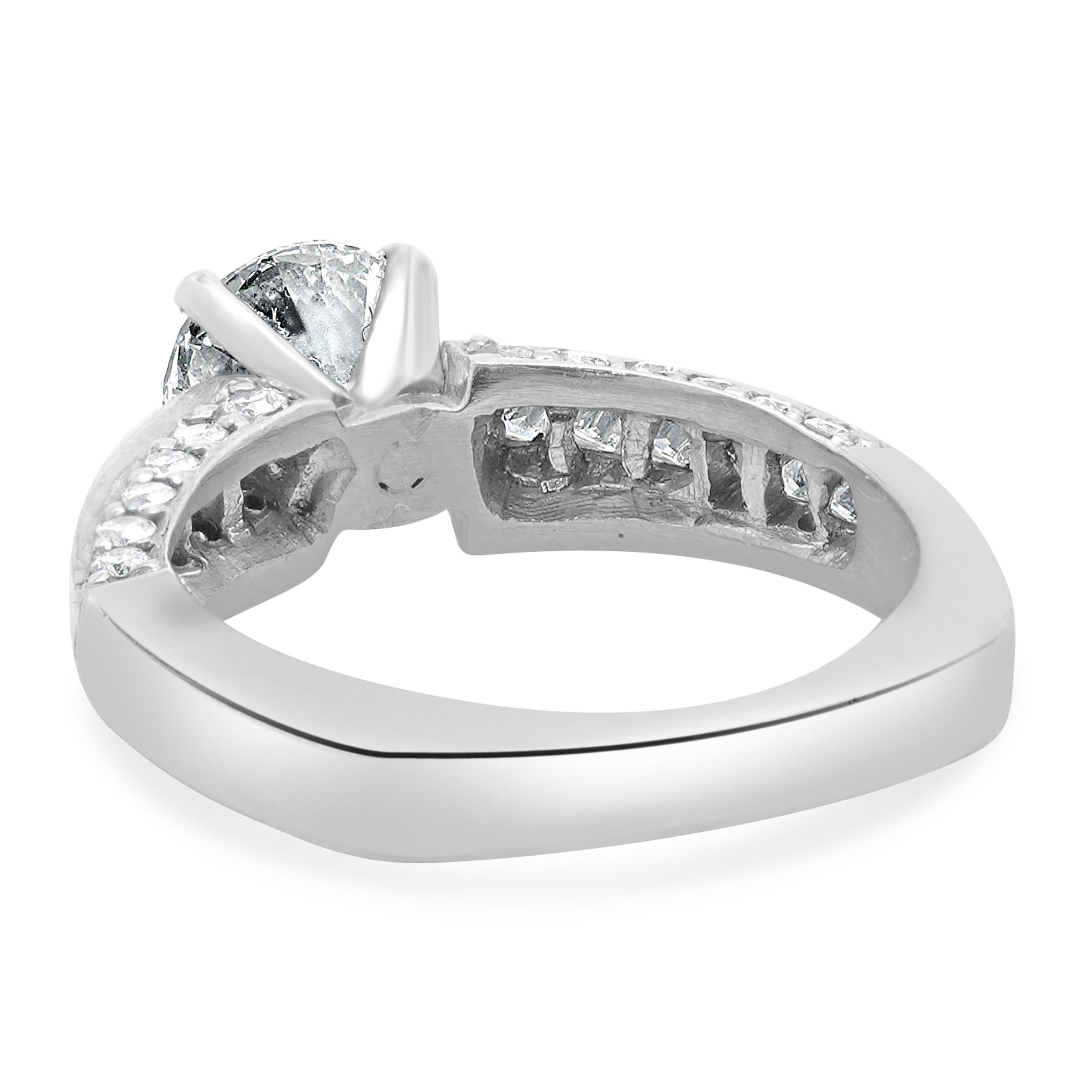 Taille ronde Bague de fiançailles en platine avec diamants ronds taille brillant en vente