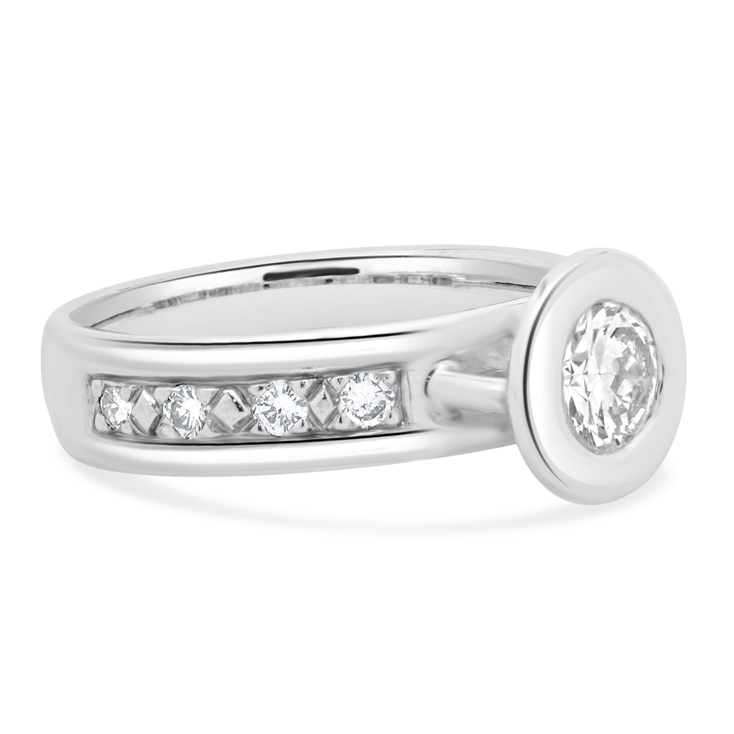 Anillo de compromiso de diamantes redondos talla brillante en platino Corte redondo en venta