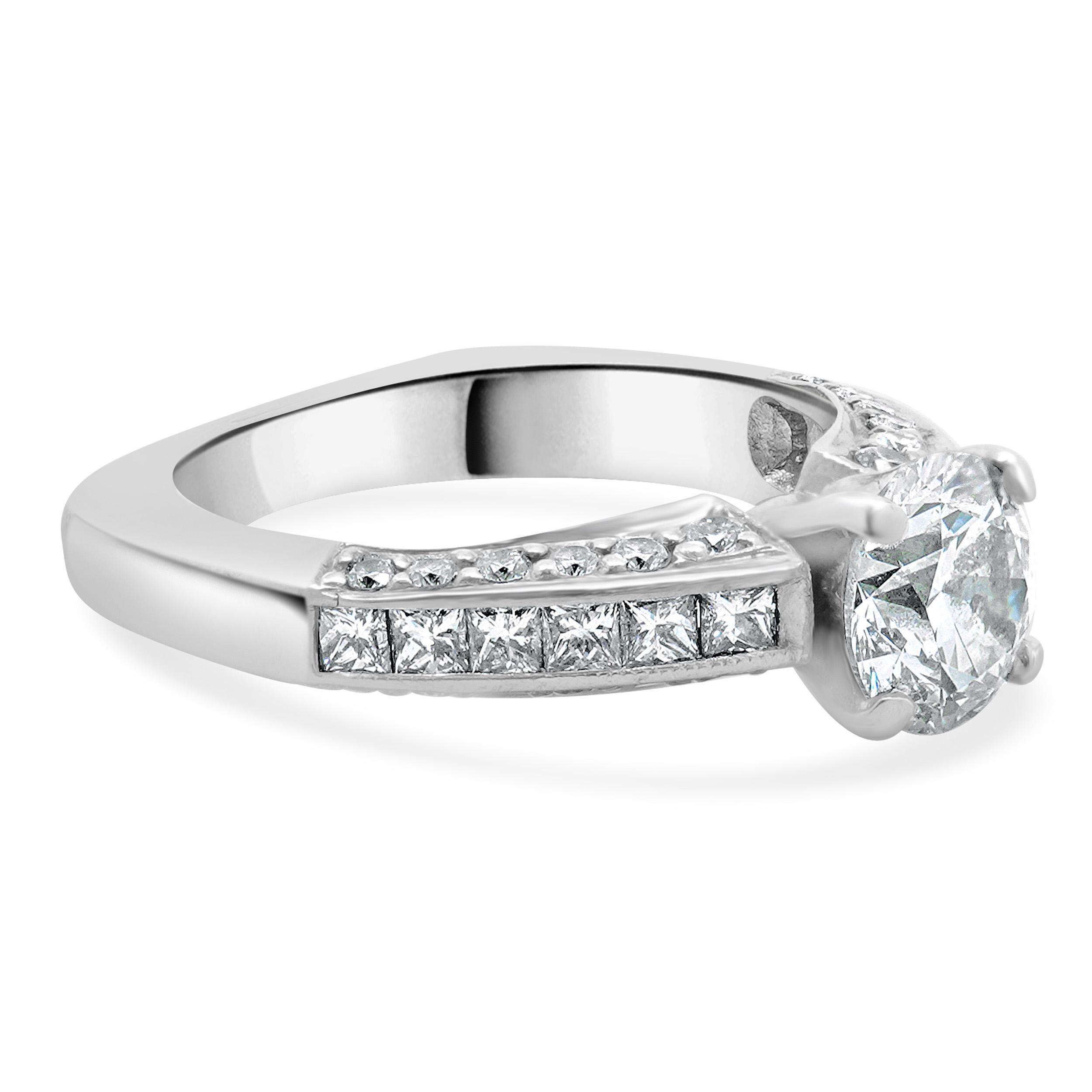 Anillo de compromiso de diamantes redondos talla brillante en platino en Excelente estado para la venta en Scottsdale, AZ