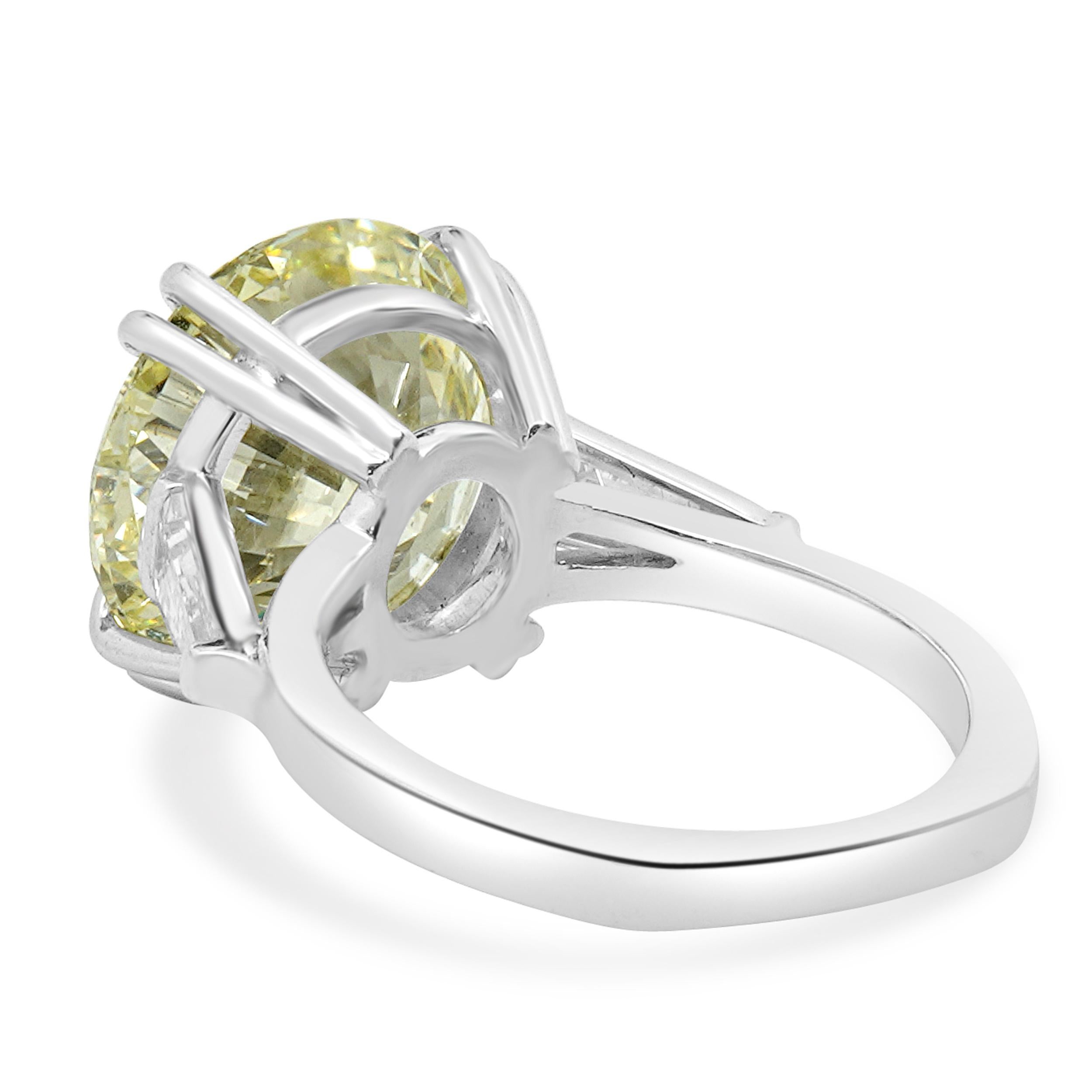 Platinum Round Brilliant Cut Diamond Engagement Ring In Excellent Condition For Sale In Scottsdale, AZ