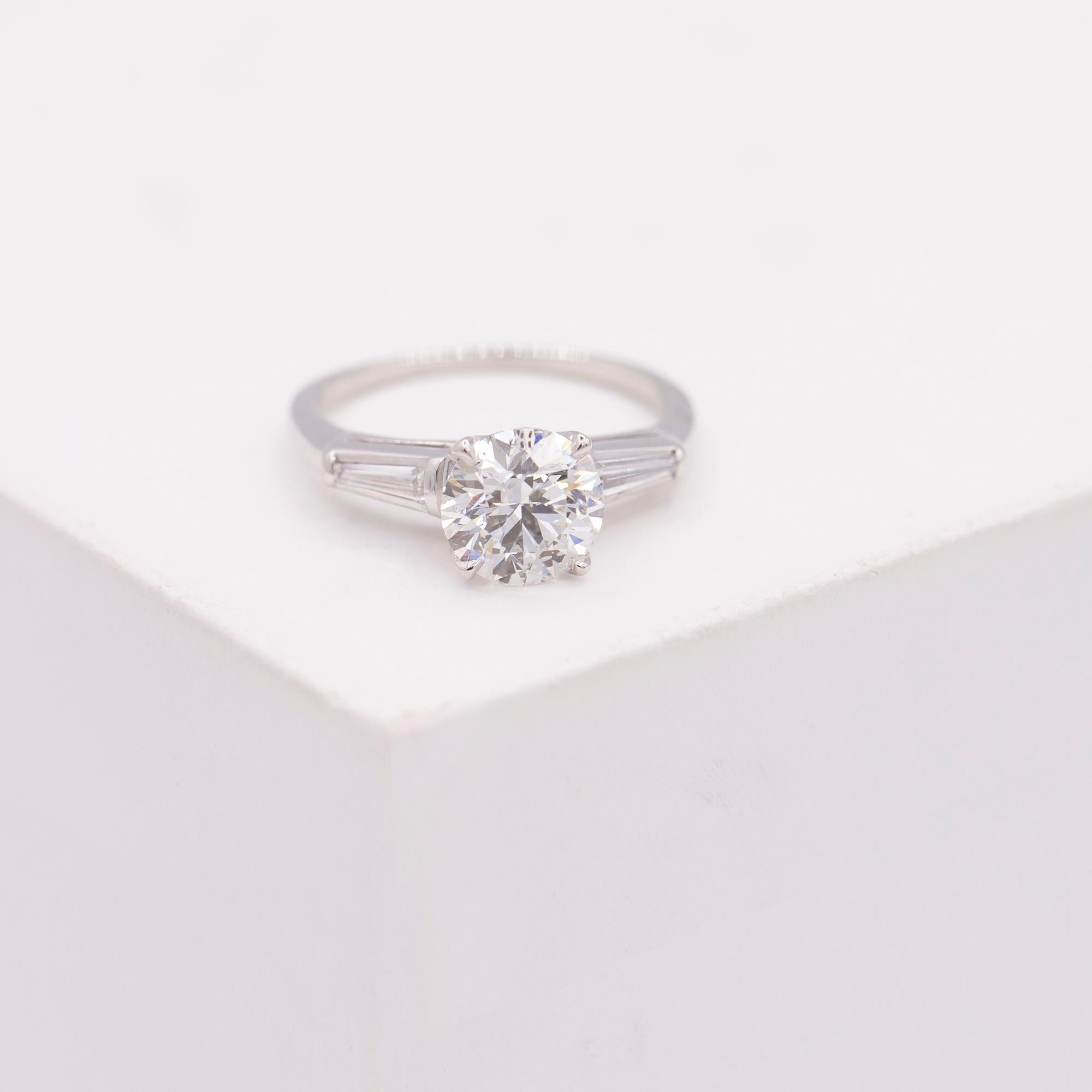 Bague de fiançailles en platine avec diamants ronds taille brillant Unisexe en vente