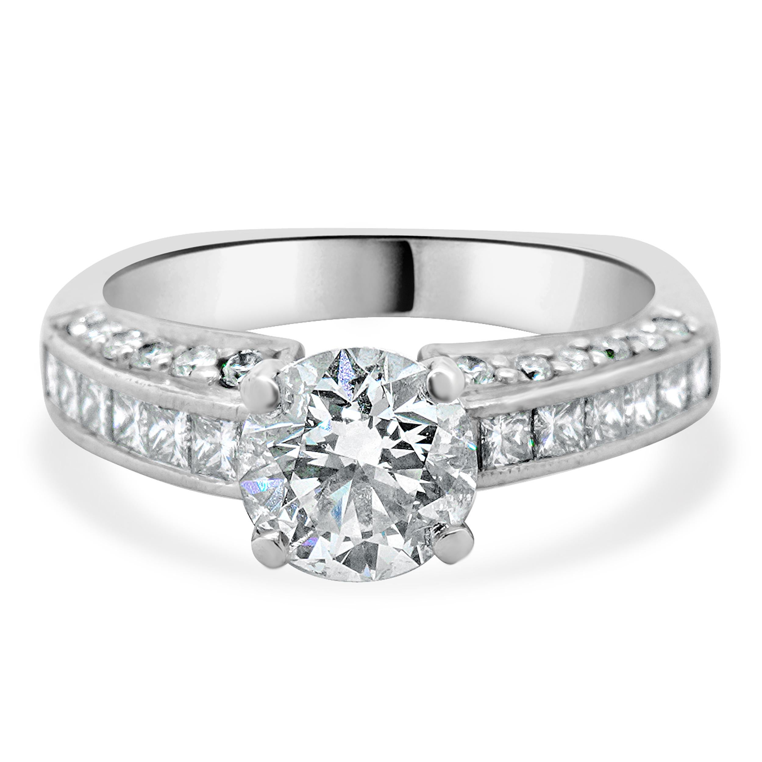 Anillo de compromiso de diamantes redondos talla brillante en platino en venta