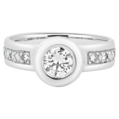 Anillo de compromiso de diamantes redondos talla brillante en platino