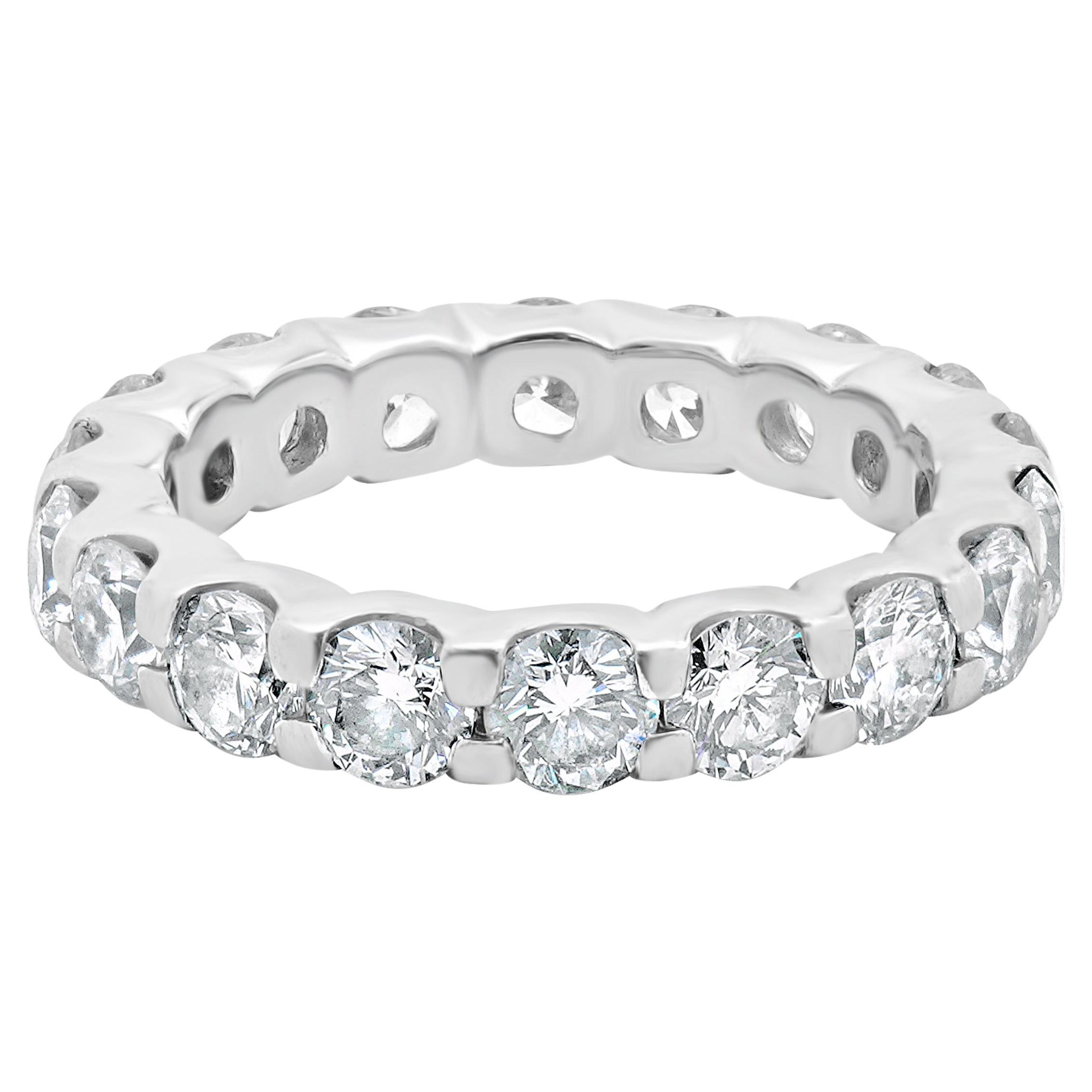 Anillo de eternidad de platino con diamante redondo talla brillante
